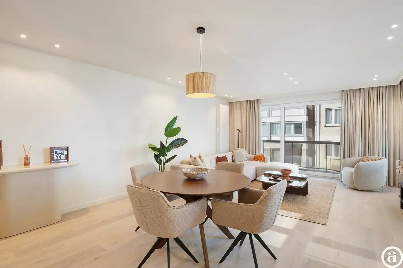 Lichtrijk hoekappartement met zijdelings zeezicht, centrum   foto 2