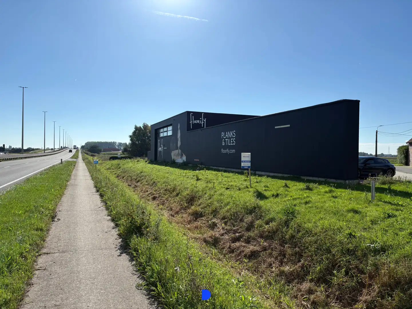 Bedrijfsgebouw op uitstekende zichtlocatie langs de Ring (R32) te Roeselare. foto 3