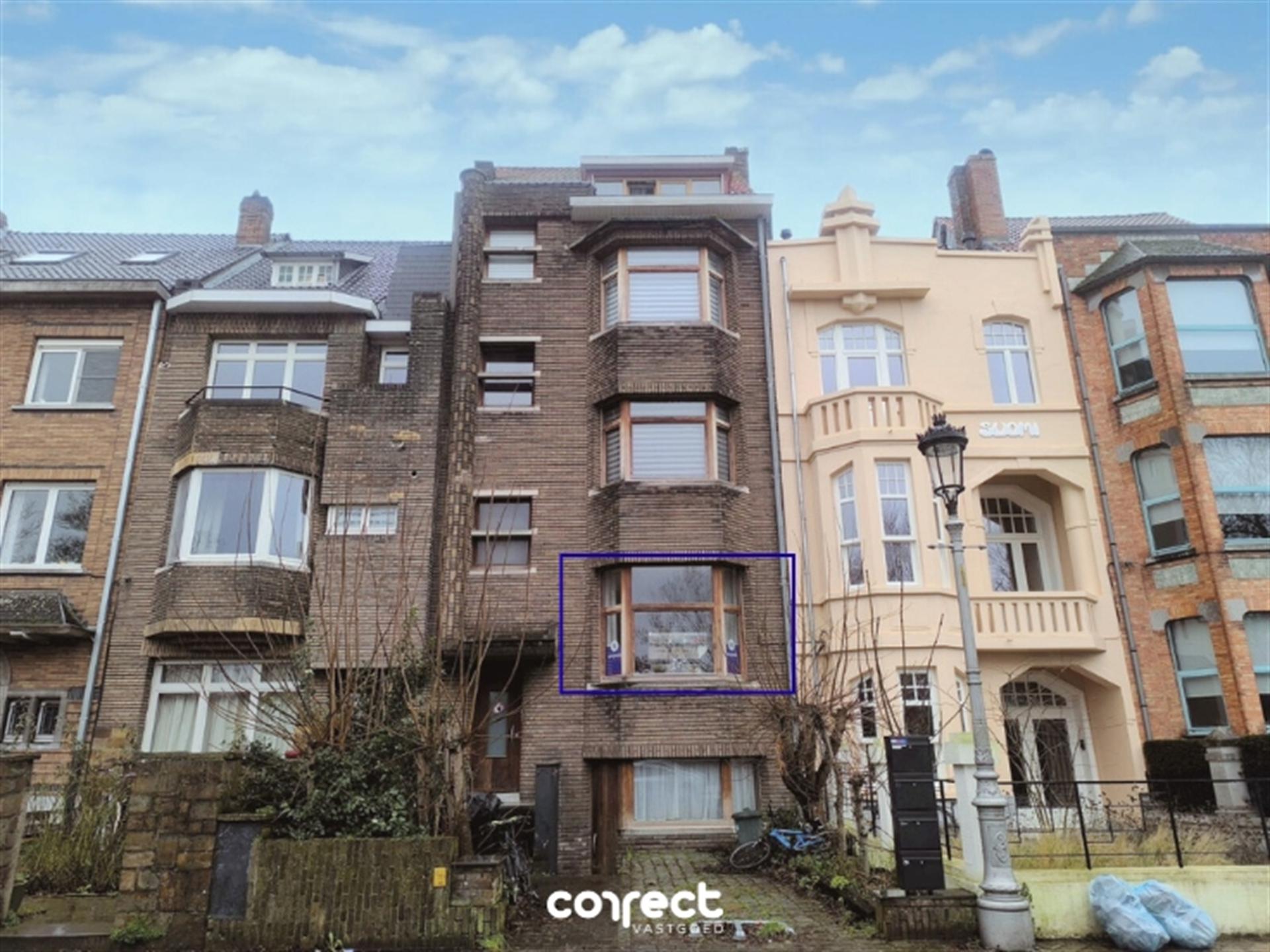 Ruim appartement op de eerste verdieping. foto {{pictureIndex}}