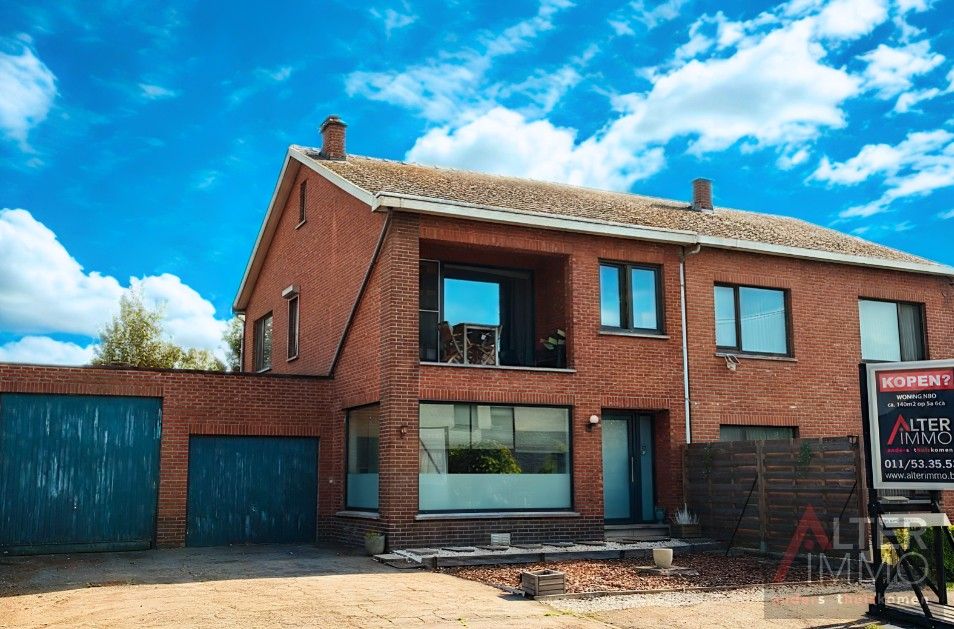 Hoofdfoto van de publicatie: Goed gelegen, deels gerenoveerde woning met dubbele garage!