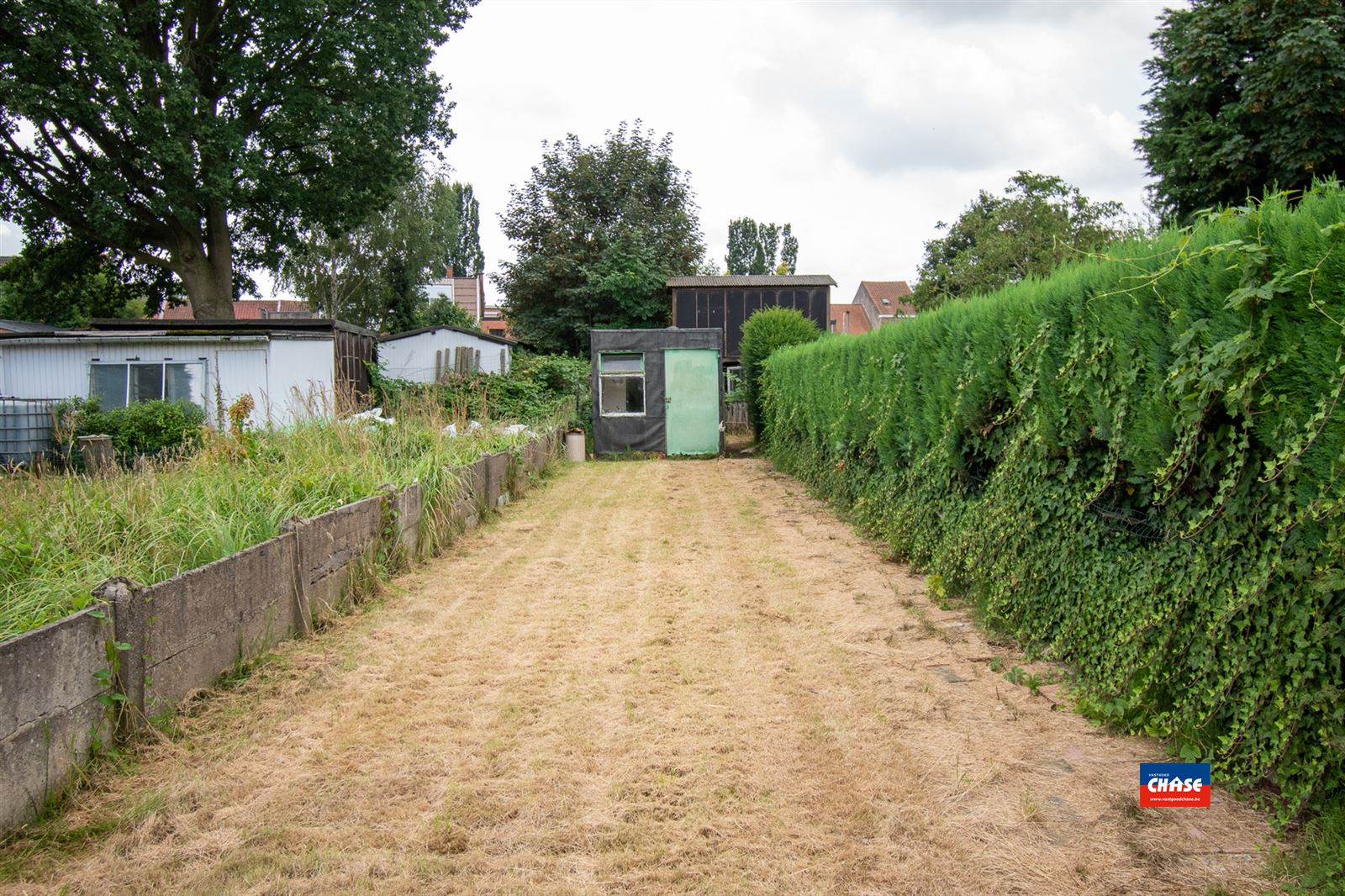 VERKOCHT ONDER VOORWAARDEN !!! Te renoveren woning met 2 slaapkamers en grote tuin foto 11