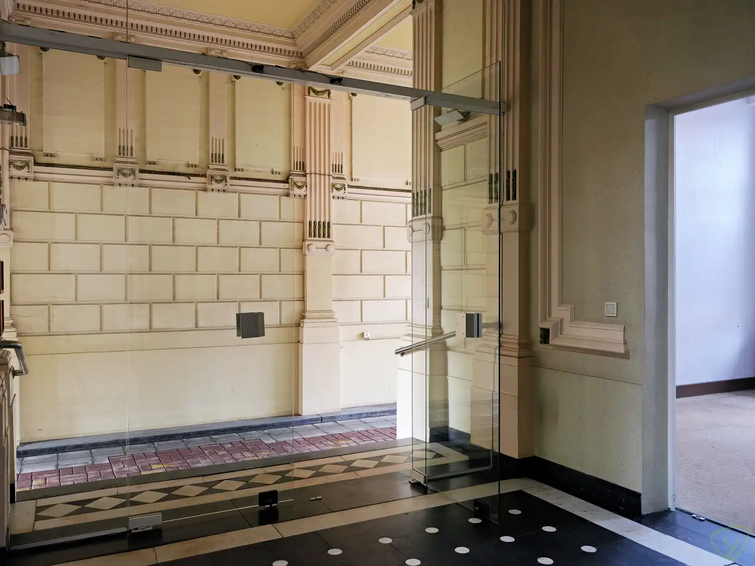 Historische notariswoning in het hart van Eeklo foto 4