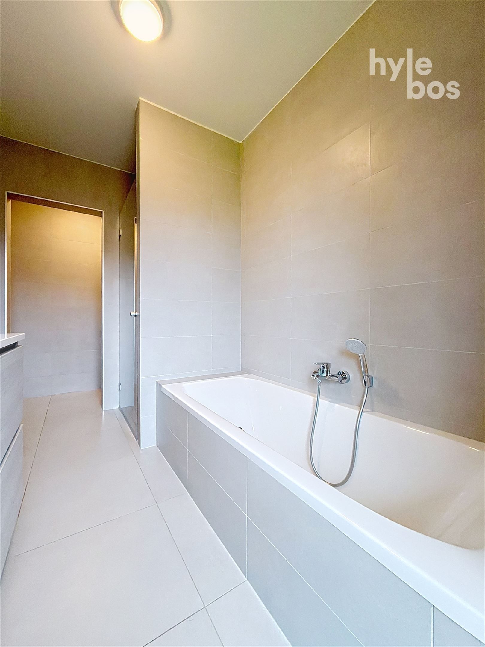 Instapklaar 2 slaapkamer appartement met garage foto 12