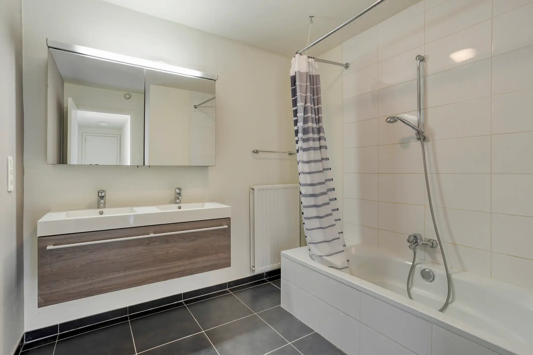 Appartement 2012 met terras, parking op strategische ligging foto 9