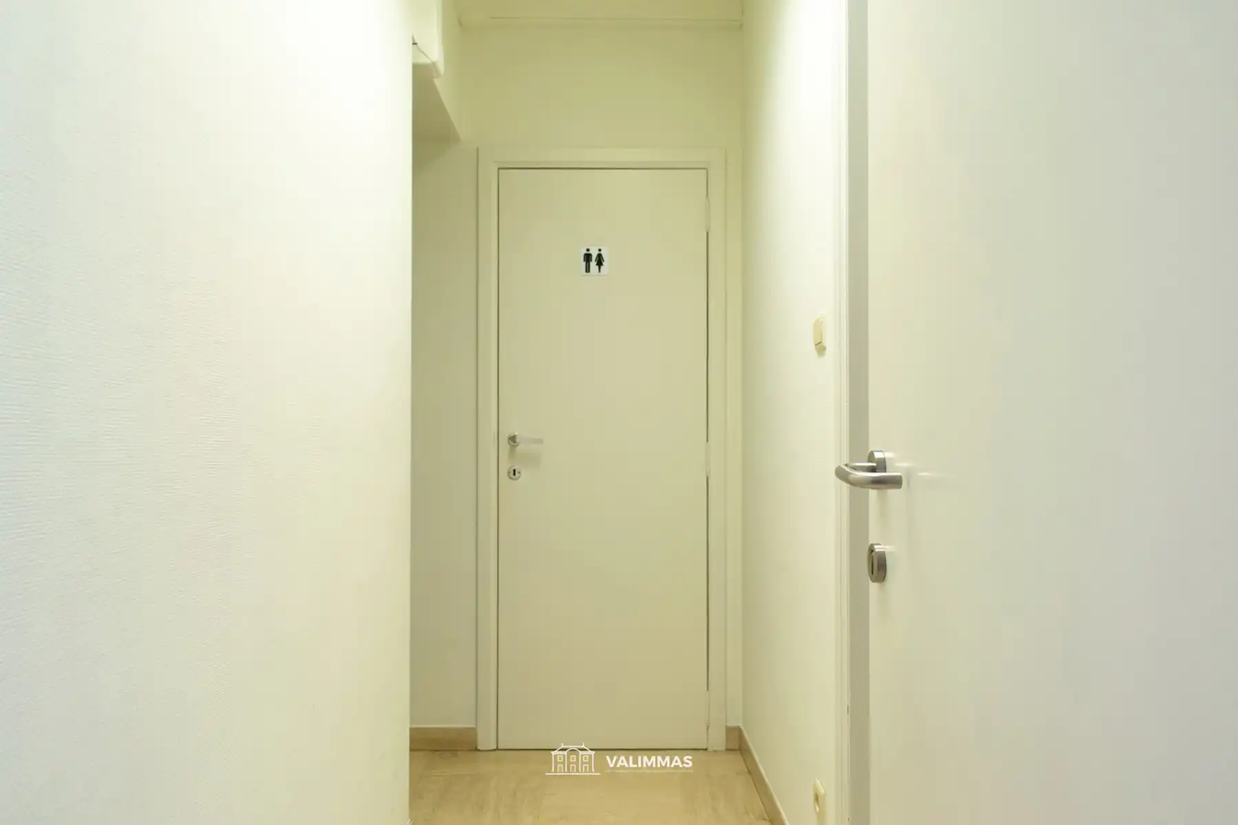 Commercieel gelegen gelijkvloerse kantoor- of handelsruimte  foto 7