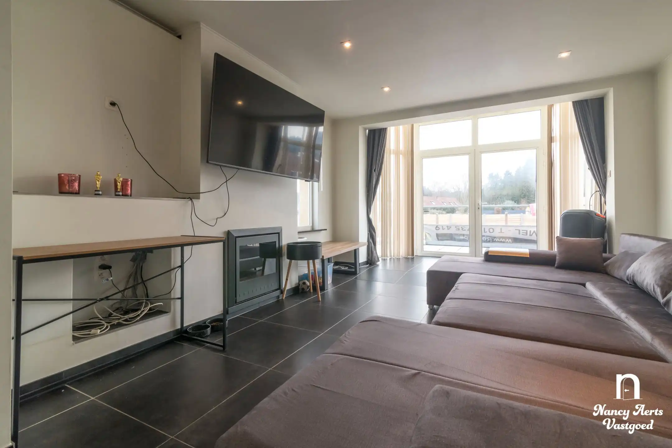Veelzijdige woning met royale ruimtes en zwembad foto 33