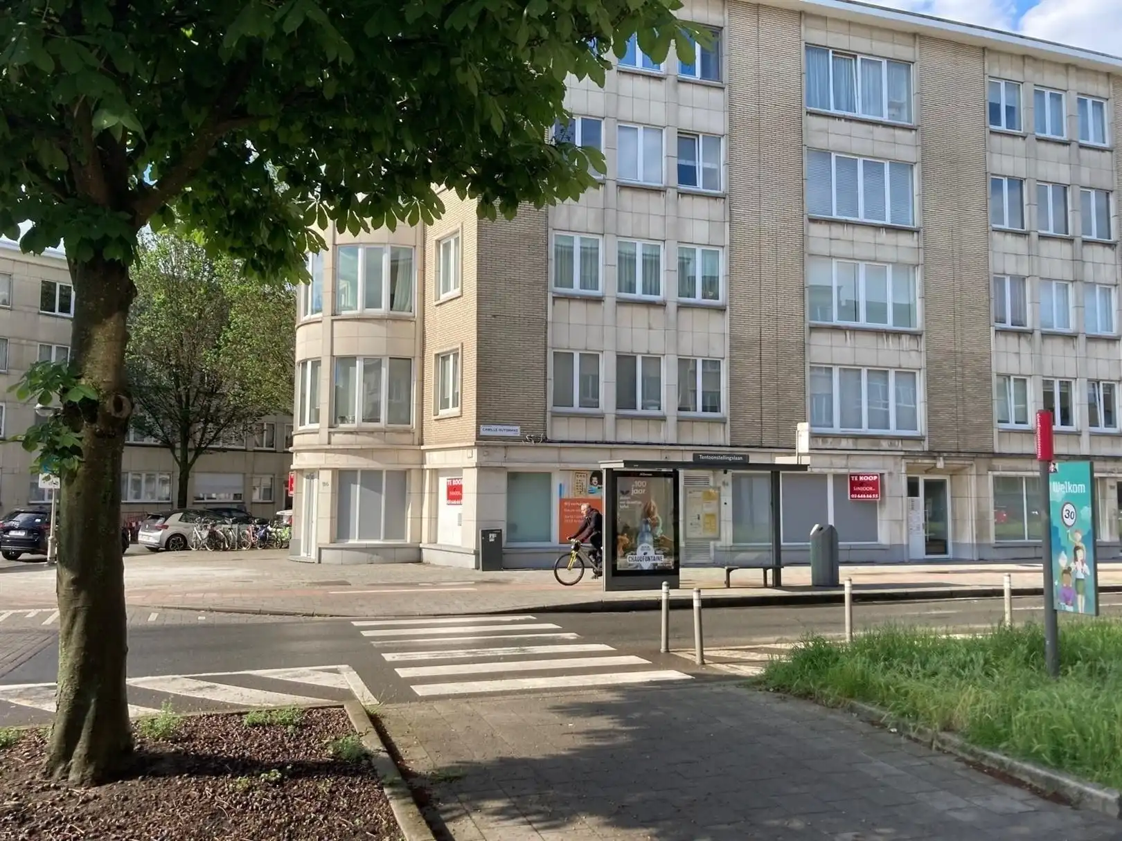 Veelzijdig hoekkantoor op commerciële ligging foto {{pictureIndex}}
