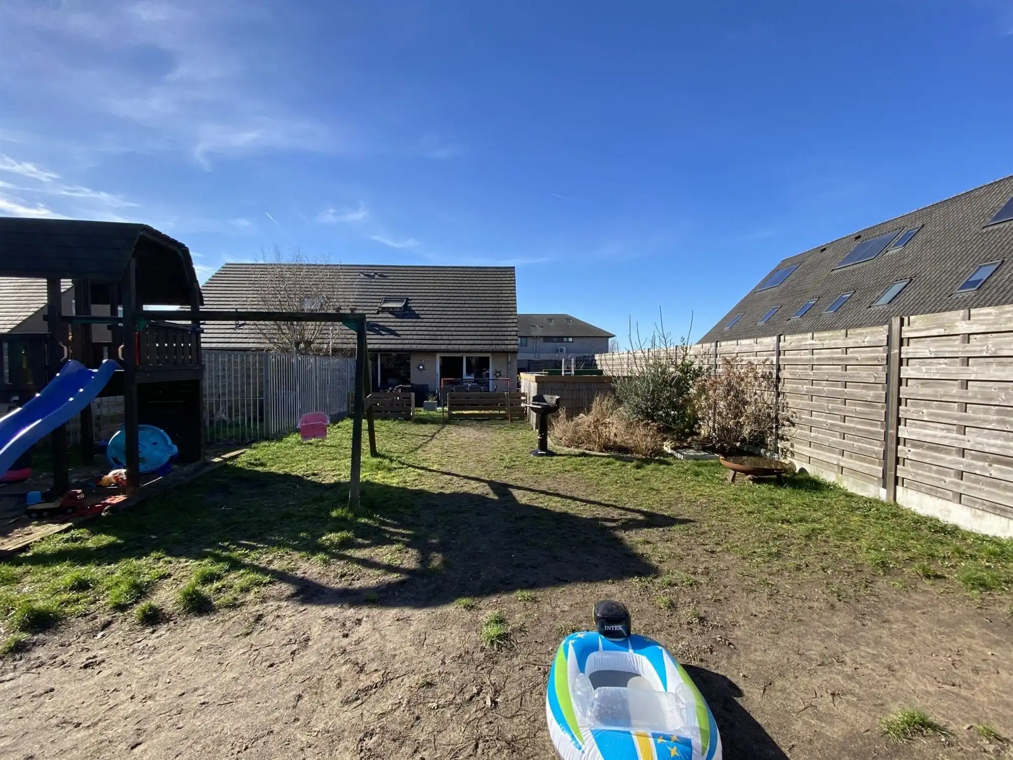 Halfopen bebouwing met drie slaapkamers in rustige woonwijk foto 15