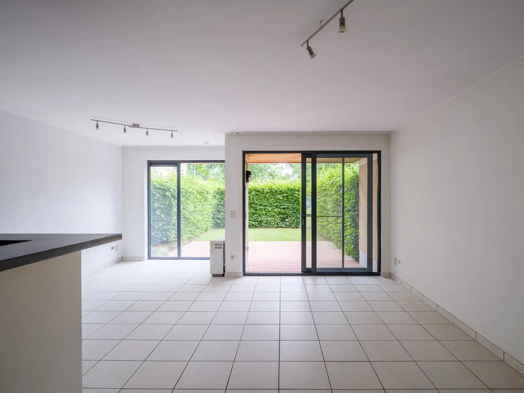 Lichtrijk appartement met privétuin foto 2