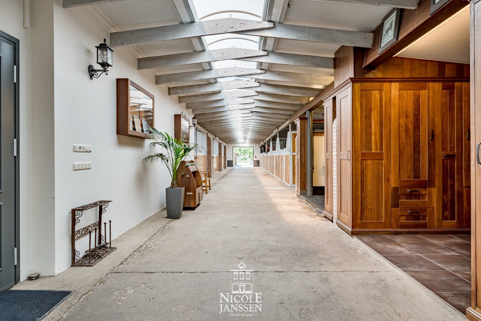 Moderne riante woning met paardenstallen en uitgestrekte weiden foto 25