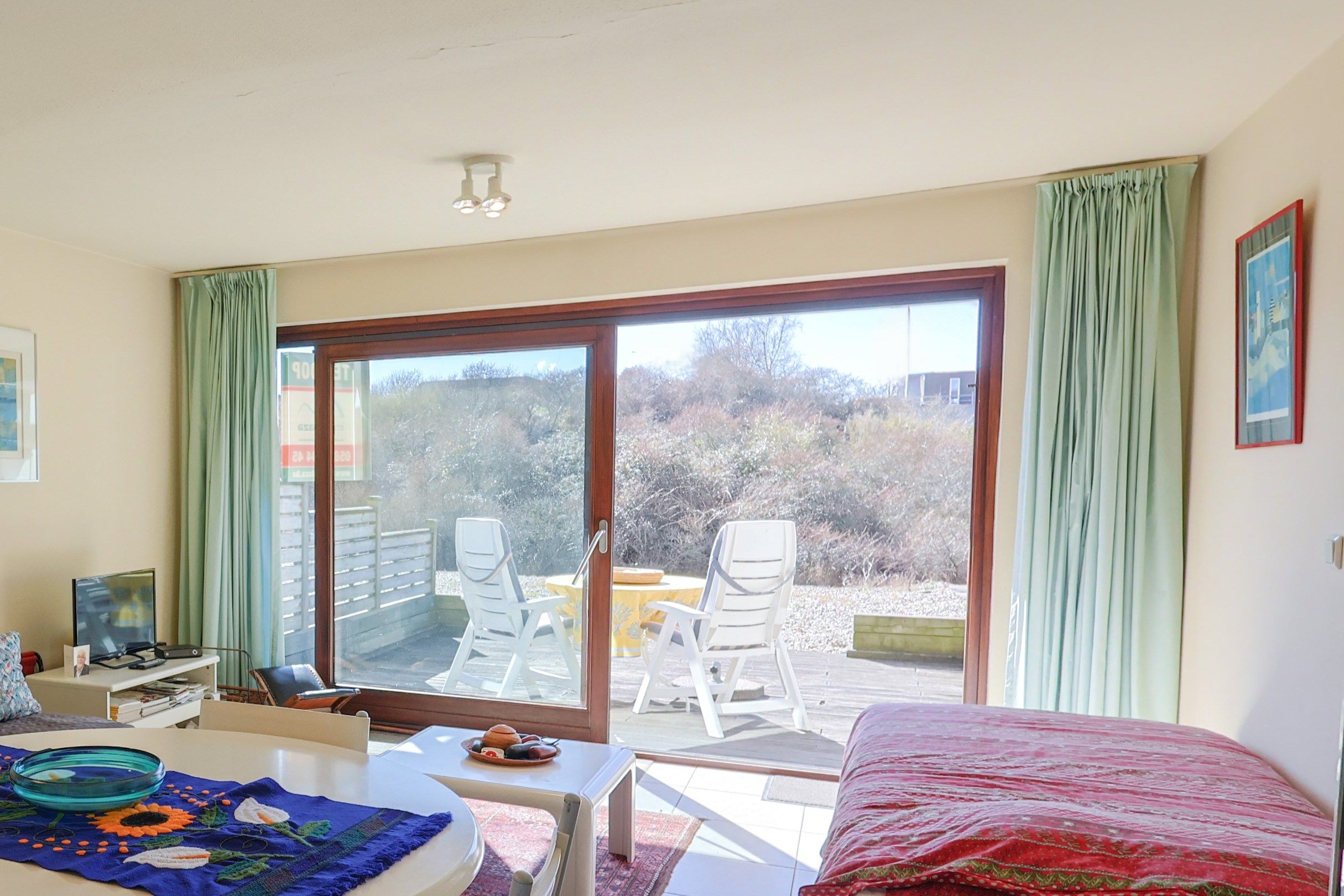 Gelijkvloerse studio met slaaphoek én zonovergoten terras op enkele meters van de zee!  foto 11