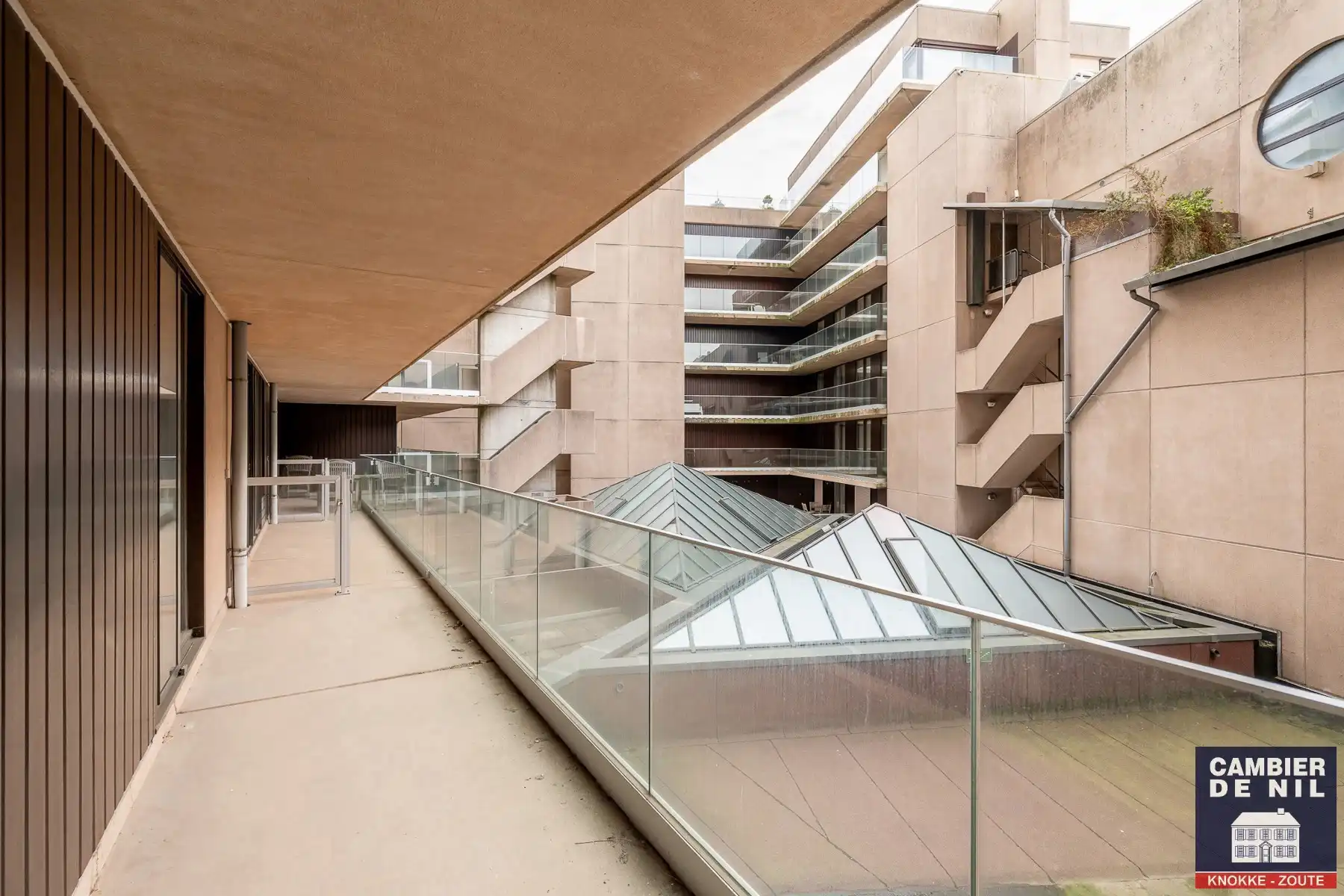 Gemeubeld appartement met frontaal zeezicht aan het Vanbunnenplein foto 26