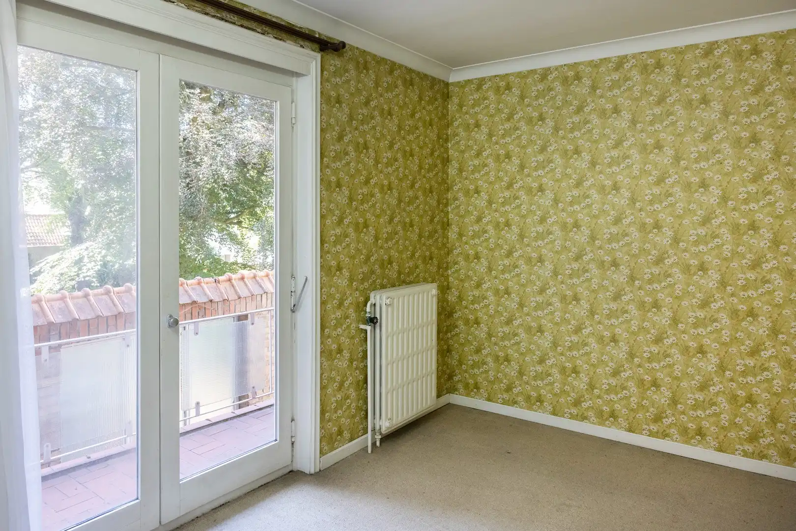 Ruim, te renoveren, appartement met 4 slpks en grote garage. foto 11