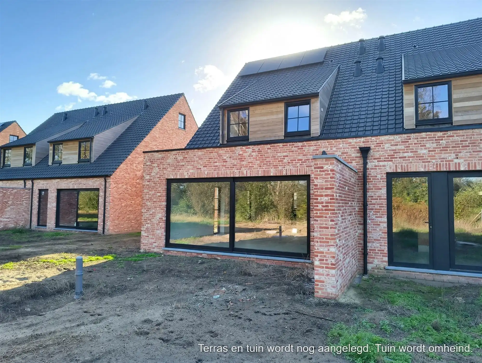 Gloednieuw wooncomfort in deze woning met 3 slaapkamers, terras, tuin en carport. foto 23