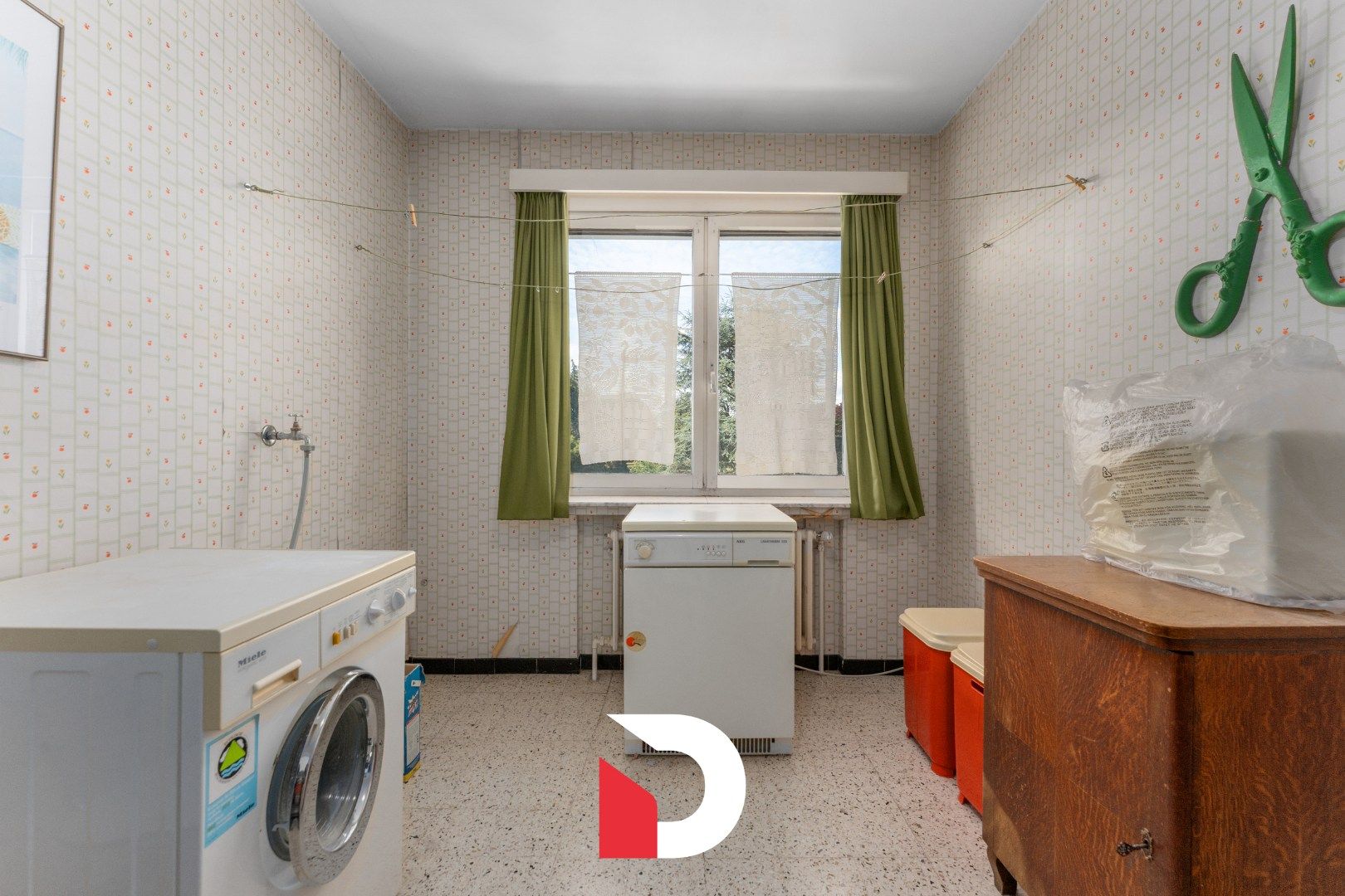 Te renoveren karakterwoning met diepe tuin en garage op centrale ligging foto 7