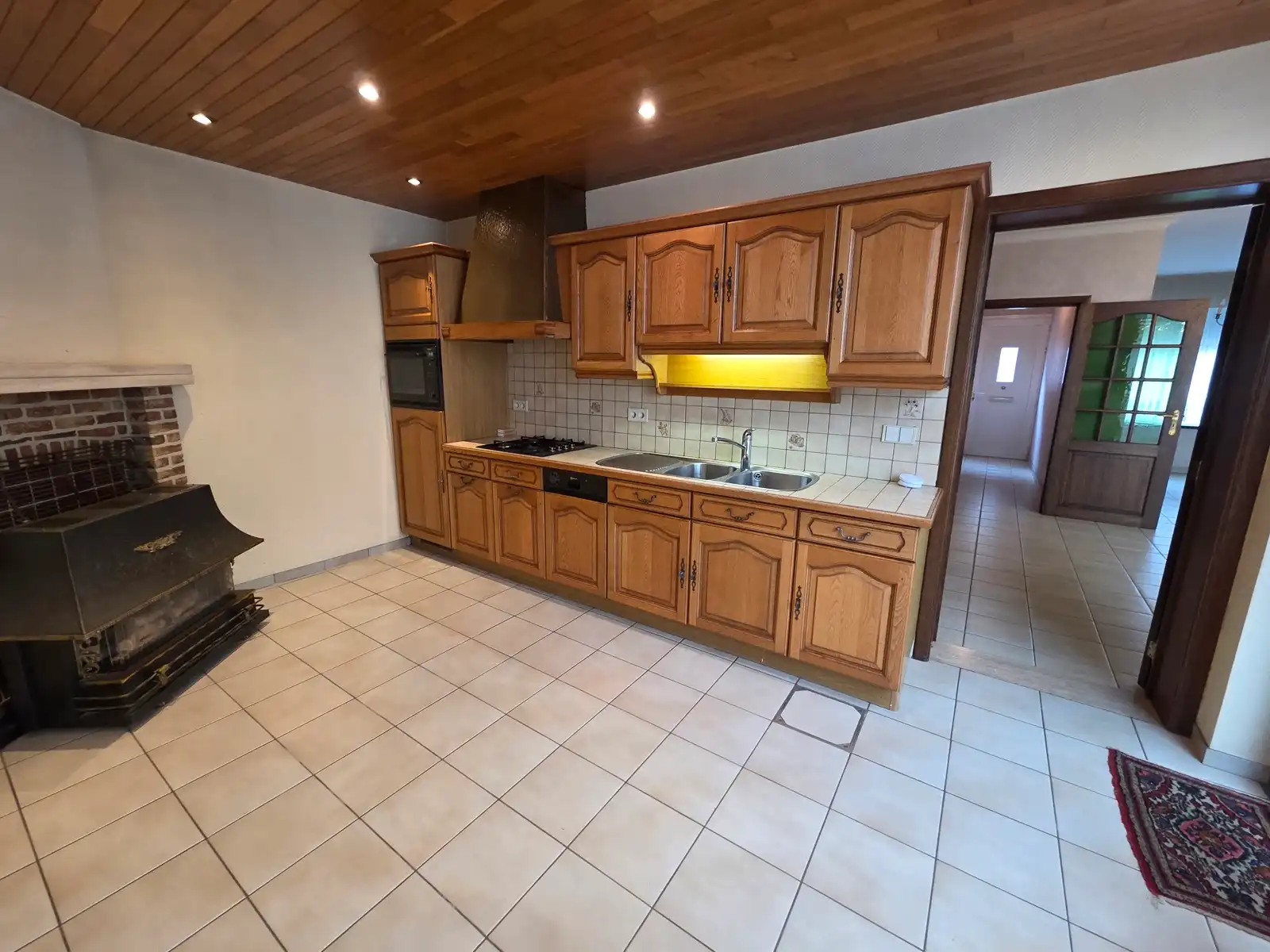 Goedgelegen woning met garage en mooie tuin foto 9