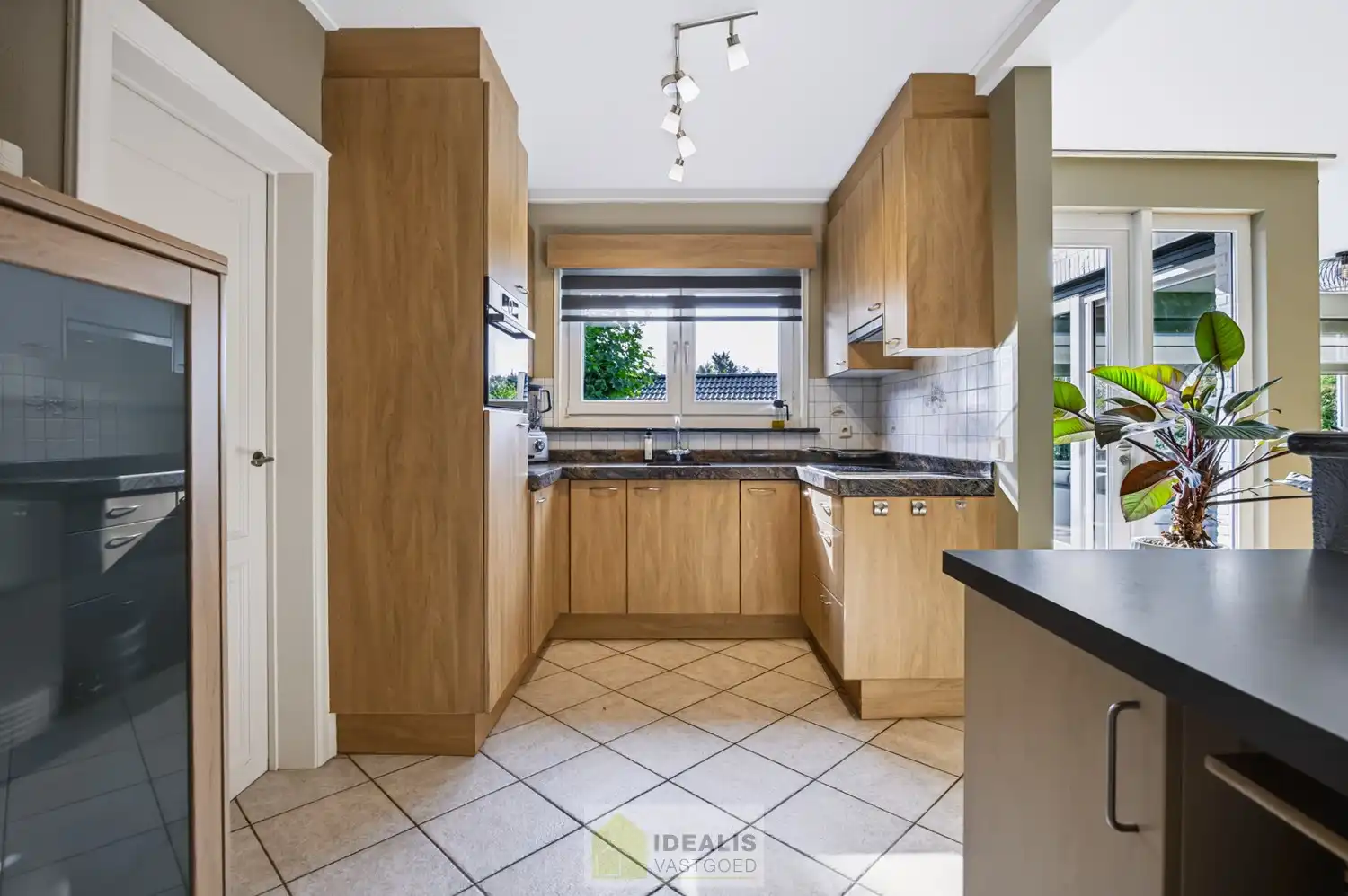 IDEALIS VASTGOED – EEN HUIS OM VERLIEFD OP TE WORDEN! DEZE PRACHTIGE INSTAPKLARE (LEVENSBESTENDIGE) VILLA MET EEN HEERLIJKE LICHTRIJKE LEEFRUIMTE VOORZIEN VAN EEN OPEN KEUKEN, 5 SLAAPKAMERS, 2 BADKAMERS, EEN PERFECT AANGELEGDE TUIN IN ALLE PRIVACY, UITGERUST MET EEN GOED VOORZIENE BUITENKEUKEN EN BIJGEBOUWEN INGERICHT VOOR WELLNESS (HOT TUB) EN BERGRUIMTE! EEN MUST VISIT VOOR ZIJ OP ZOEK NAAR MOOIE HUIZEN! foto 29