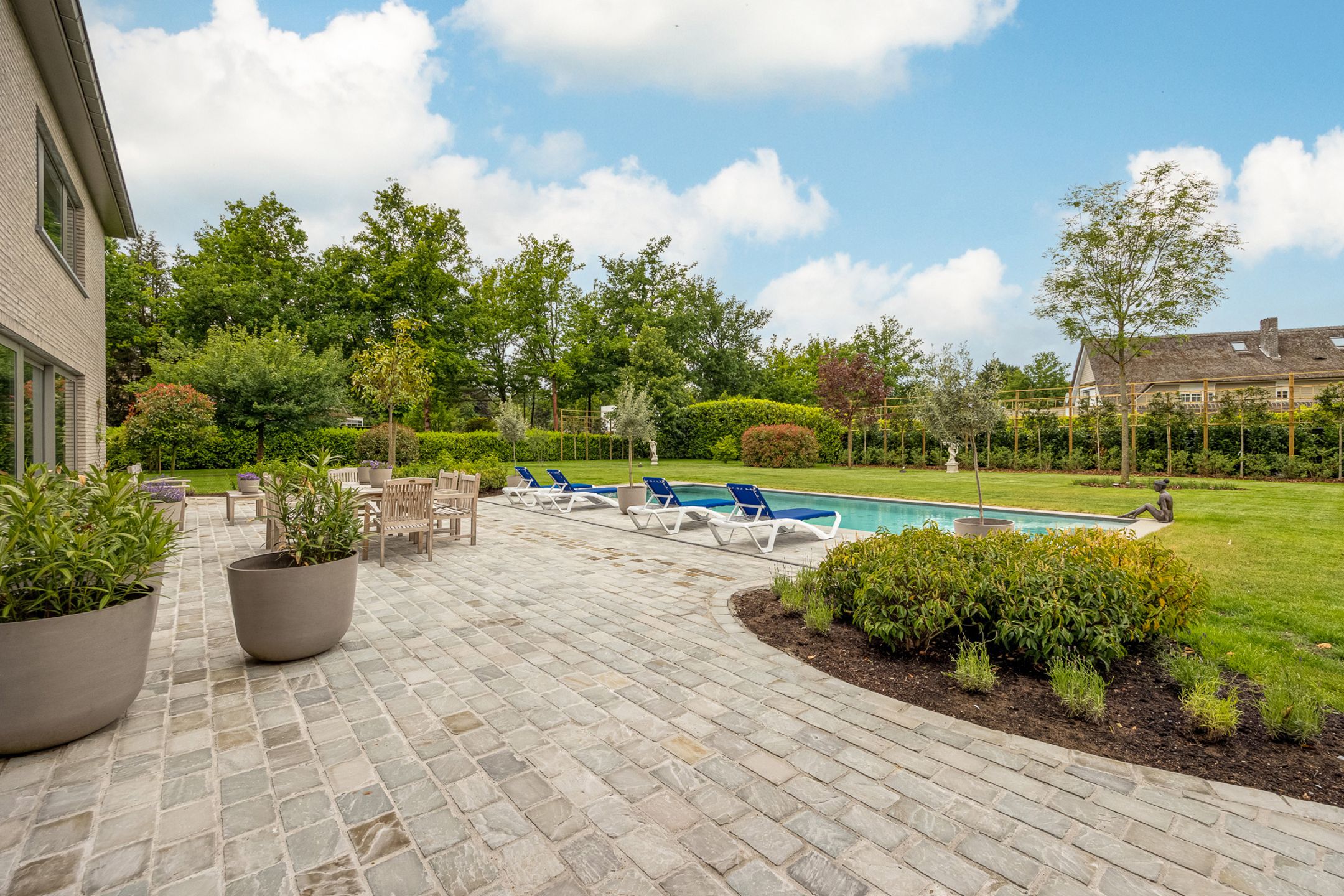 BRASSCHAAT - Moderne en vrijstaande villa met zwembad foto 15