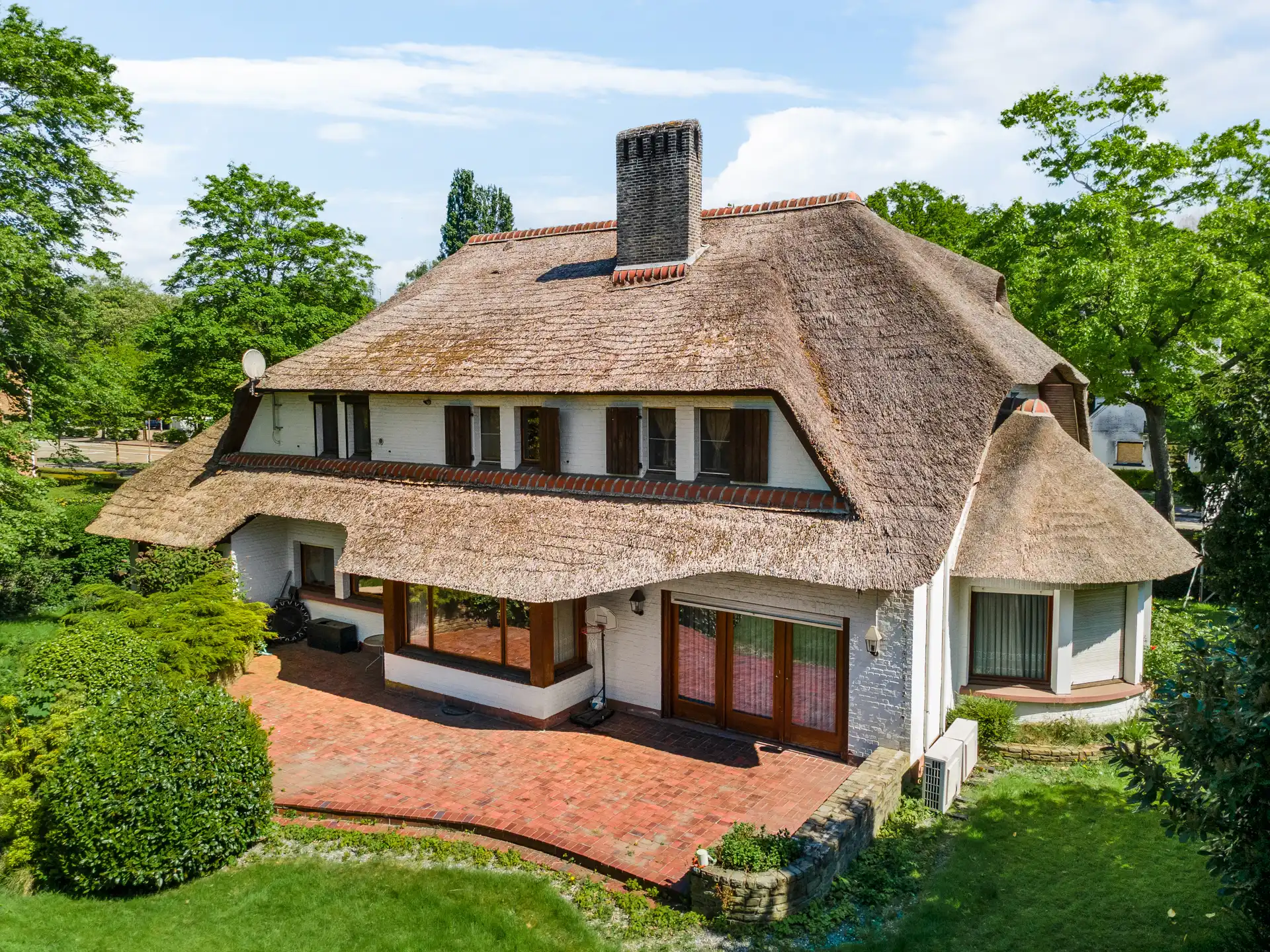 Hoofdfoto van de publicatie: Karaktervolle rietgedekte villa op 1.120m² met 5 slaapkamers