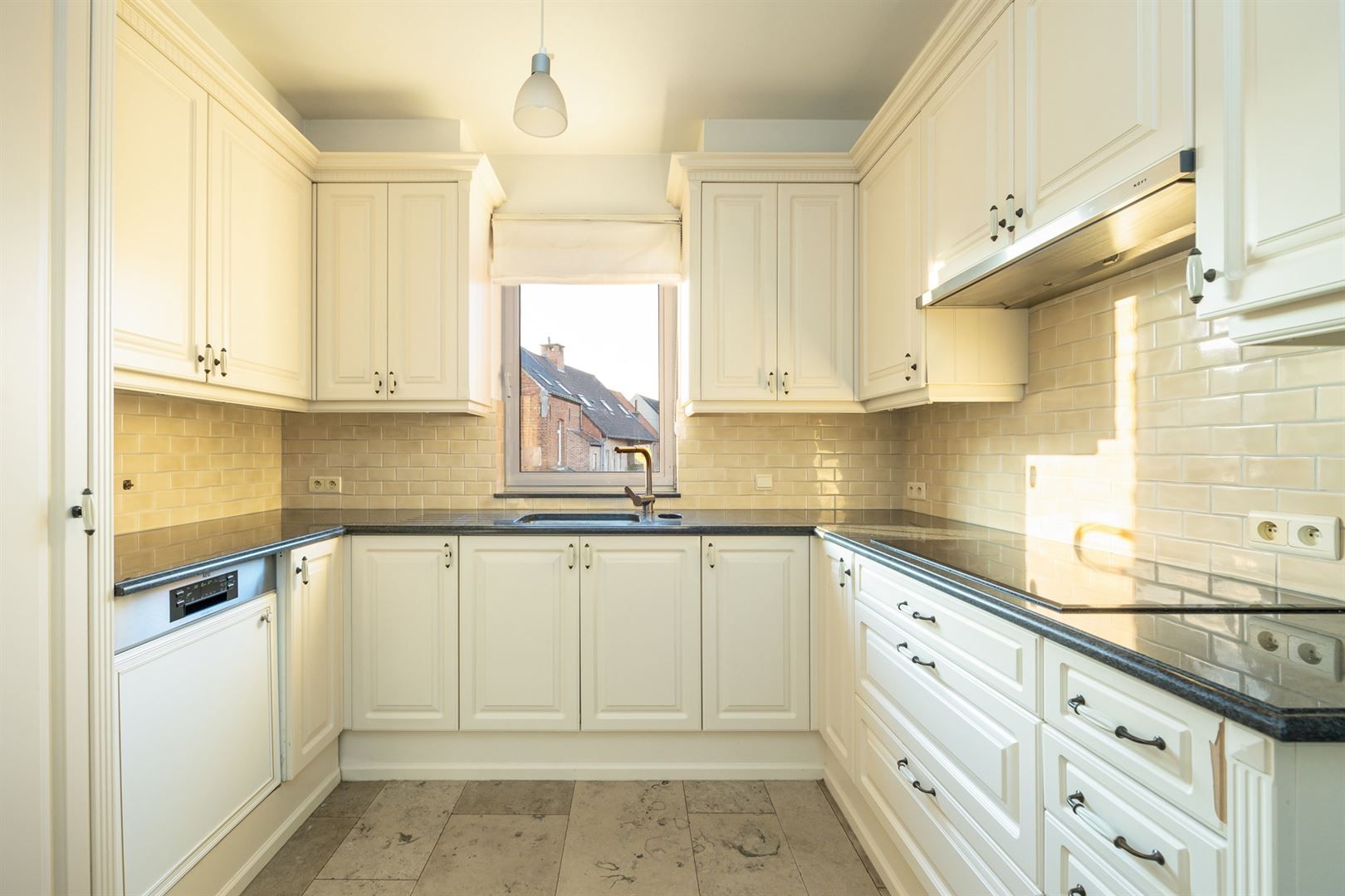 Hedendaagse commerciële ruimte met appartement foto 15