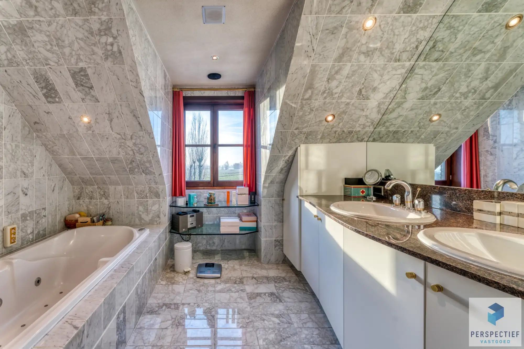 Landelijk gelegen villa met handelsruimte en buitenzwembad op 1370 m² foto 21