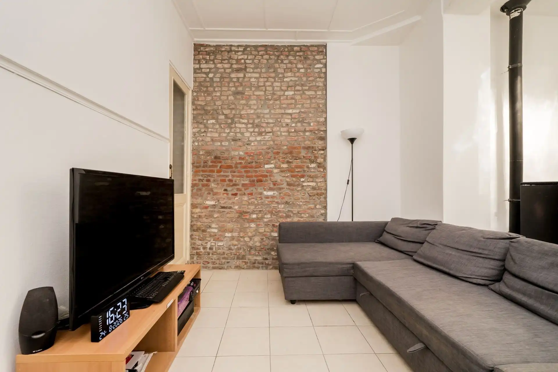 Te renoveren woning met 3 slpks en 3 badkamers. foto 2