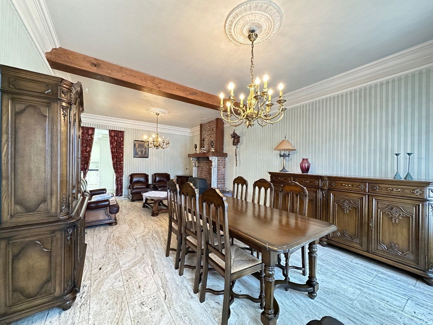 Woning met 4 slaapkamers, tuin en bewoonbare oppervlakte van 308 vierkante meter foto 3