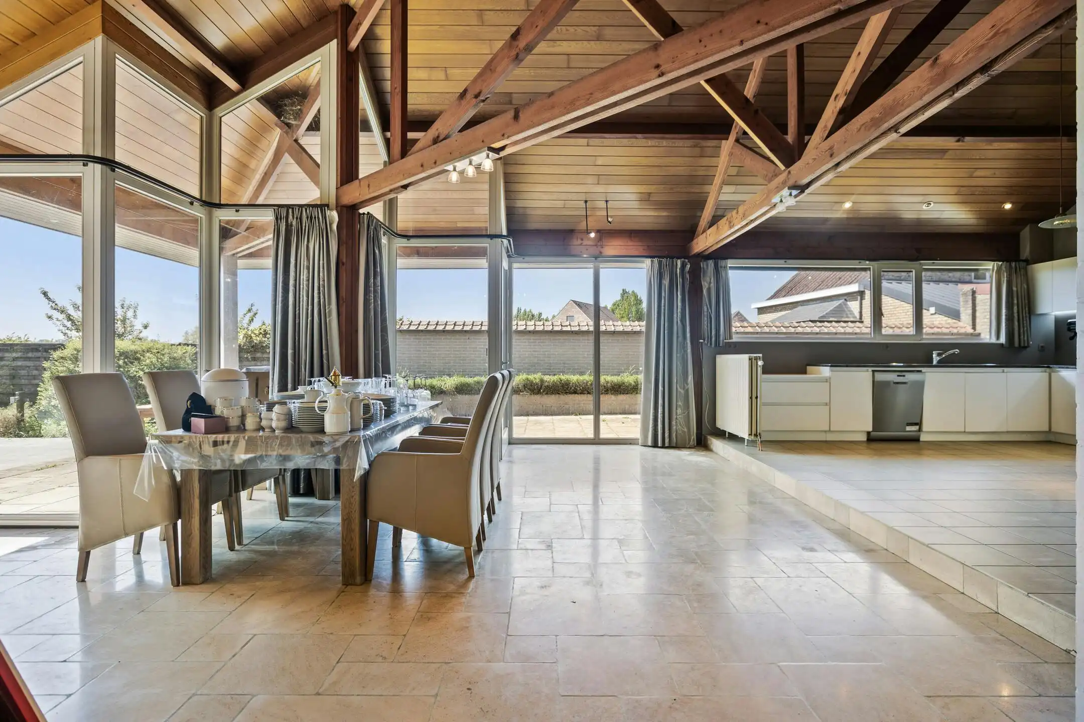 Ruime woning met 5 slaapkamers, tuin en garage te Lo-Reninge. foto 3