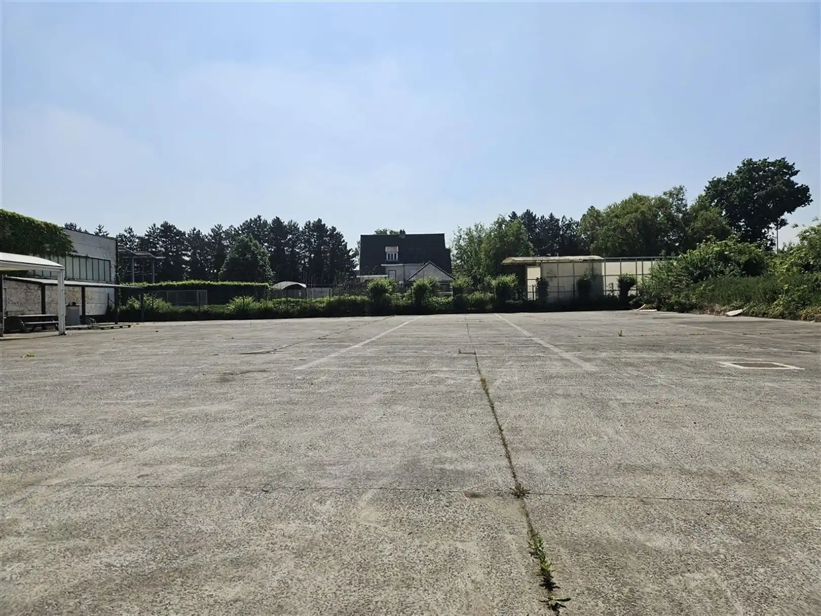 Magazijnen met verhard terrein en kantoren foto 8