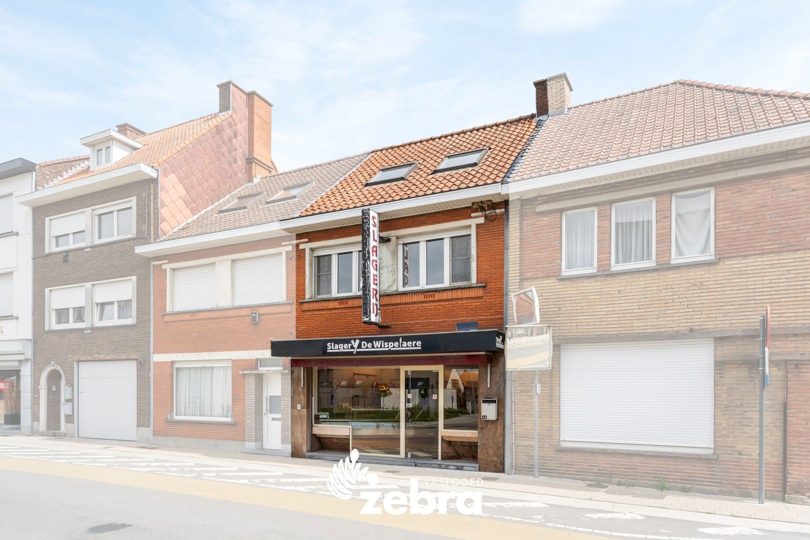 Veelzijdig handelspand met woonst & garage te Tielt! foto 2