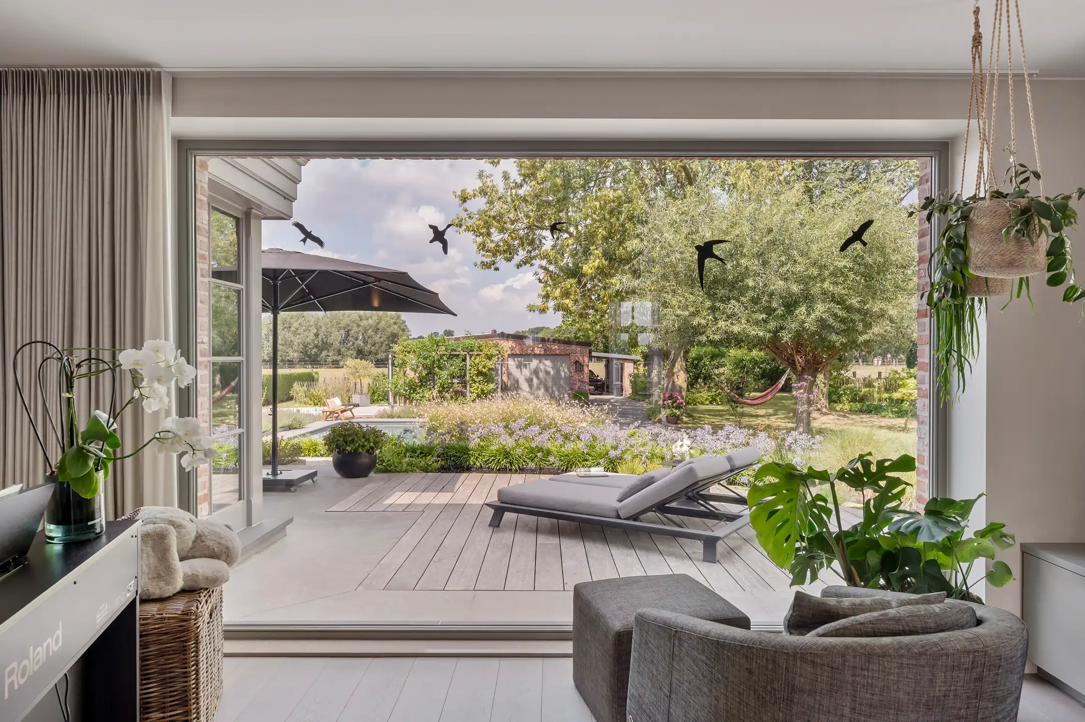 Volledig gerenoveerde woning met 5 slaapkamers, zwembad en prachtig aangelegde tuin op 1.643 m². foto 3