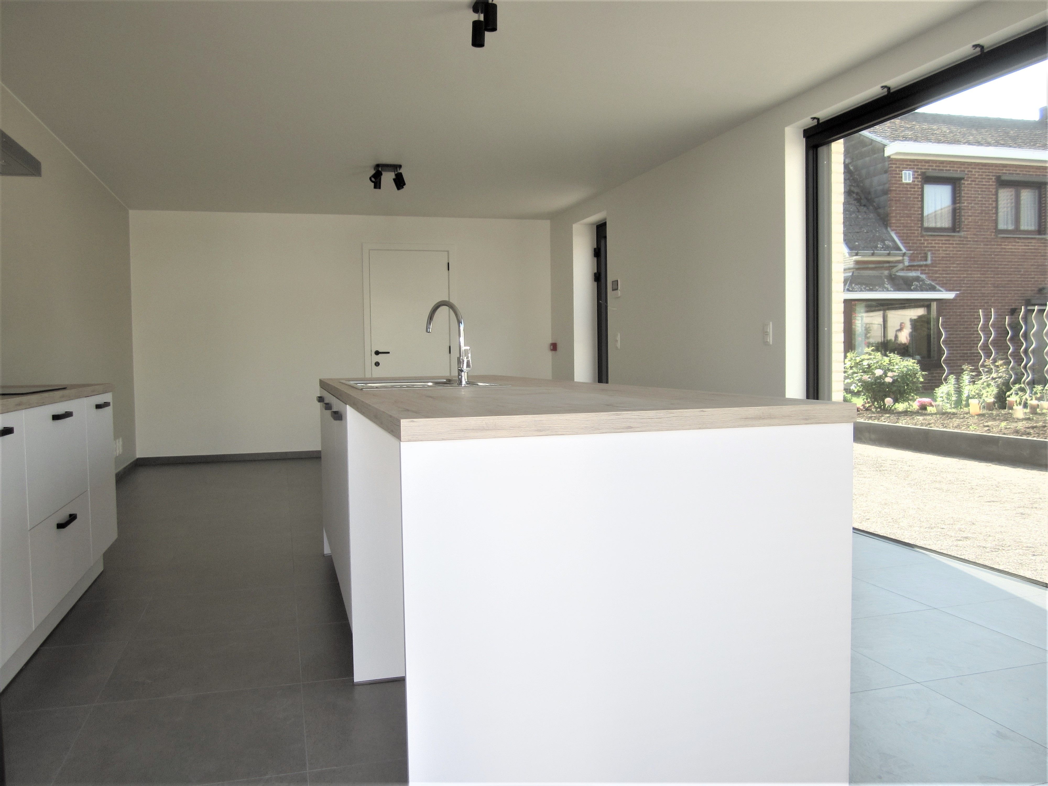 Lichtrijk nieuwbouwappartement v 84m² gelegen op het gelijkvloers met zuidgericht terras. foto 6