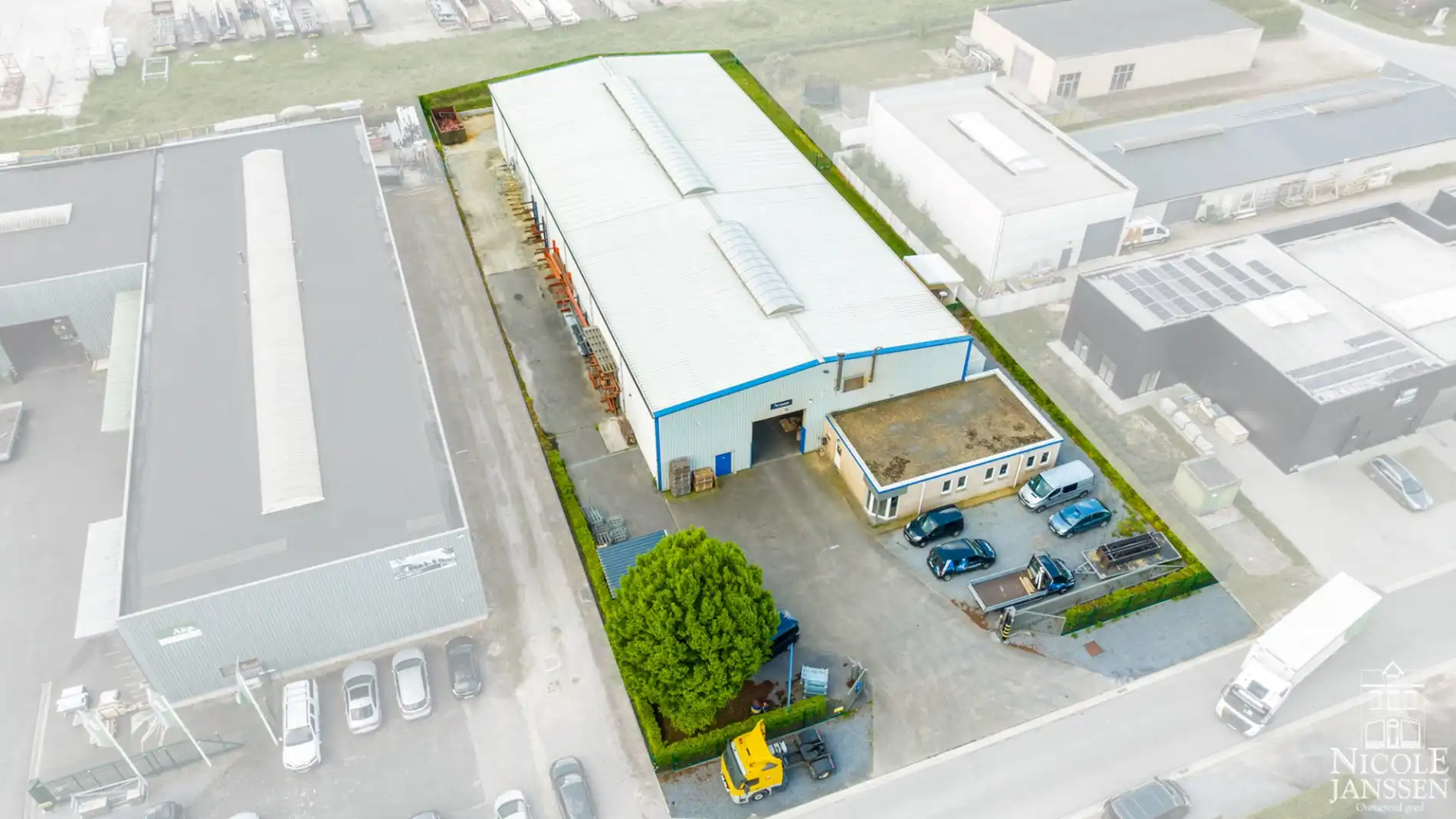 Bedrijfshal met kantoorruimte gelegen op de KMO-zone Kleine Heide. foto 2