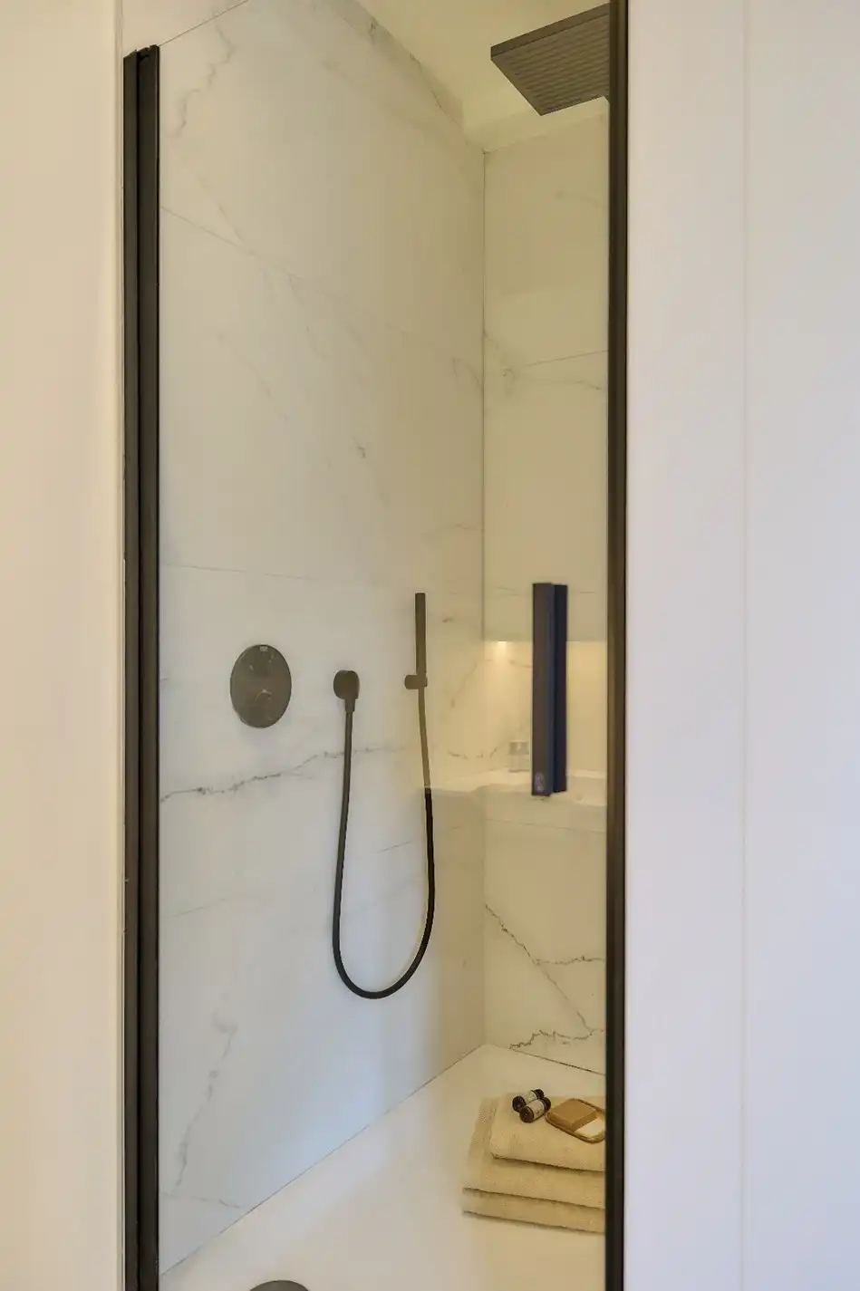 Ruim volledig gerenoveerd appartement met vier slaapkamers en zijdelings zeezicht. foto 12