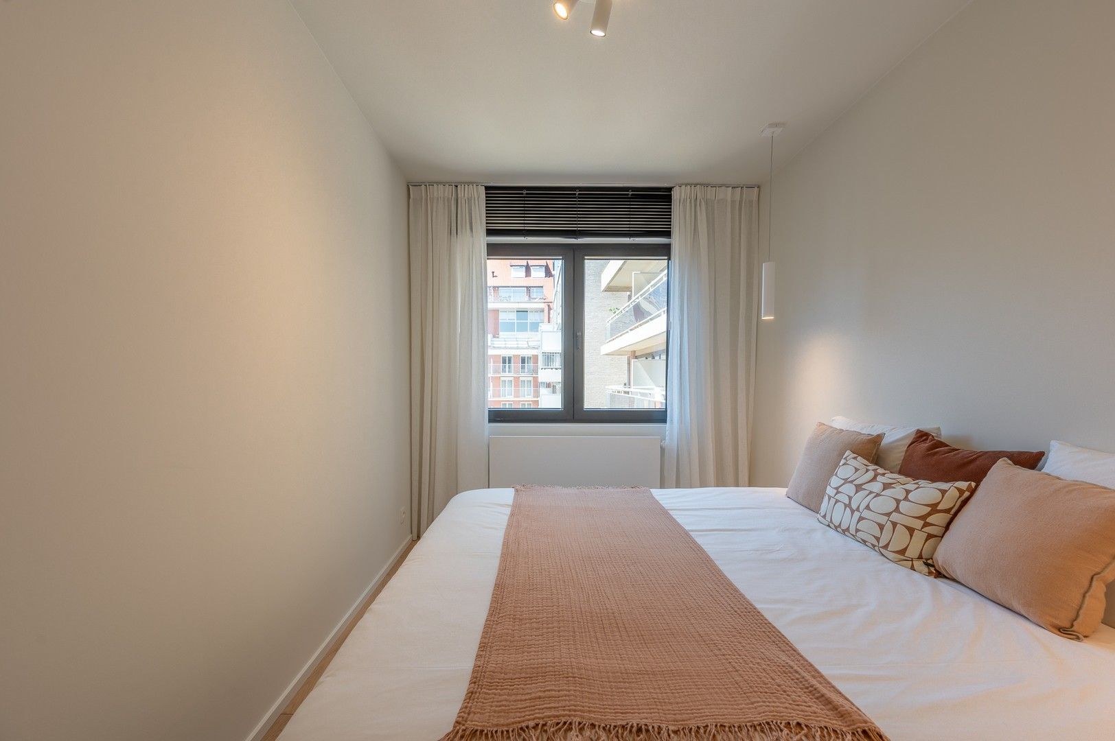 Volledig gerenoveerd appartement met zuidgericht terras heel centraal gelegen op de Kustlaan. foto 12