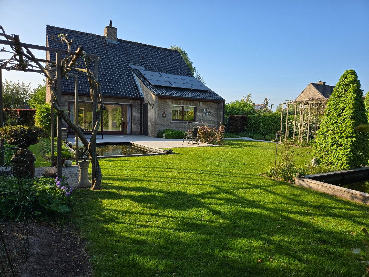 Steeds vernieuwende, energiezuinige villa met garage en zongerichte tuin in residentiële, kindvriendelijke buurt te Sint-Kruis. foto {{pictureIndex}}