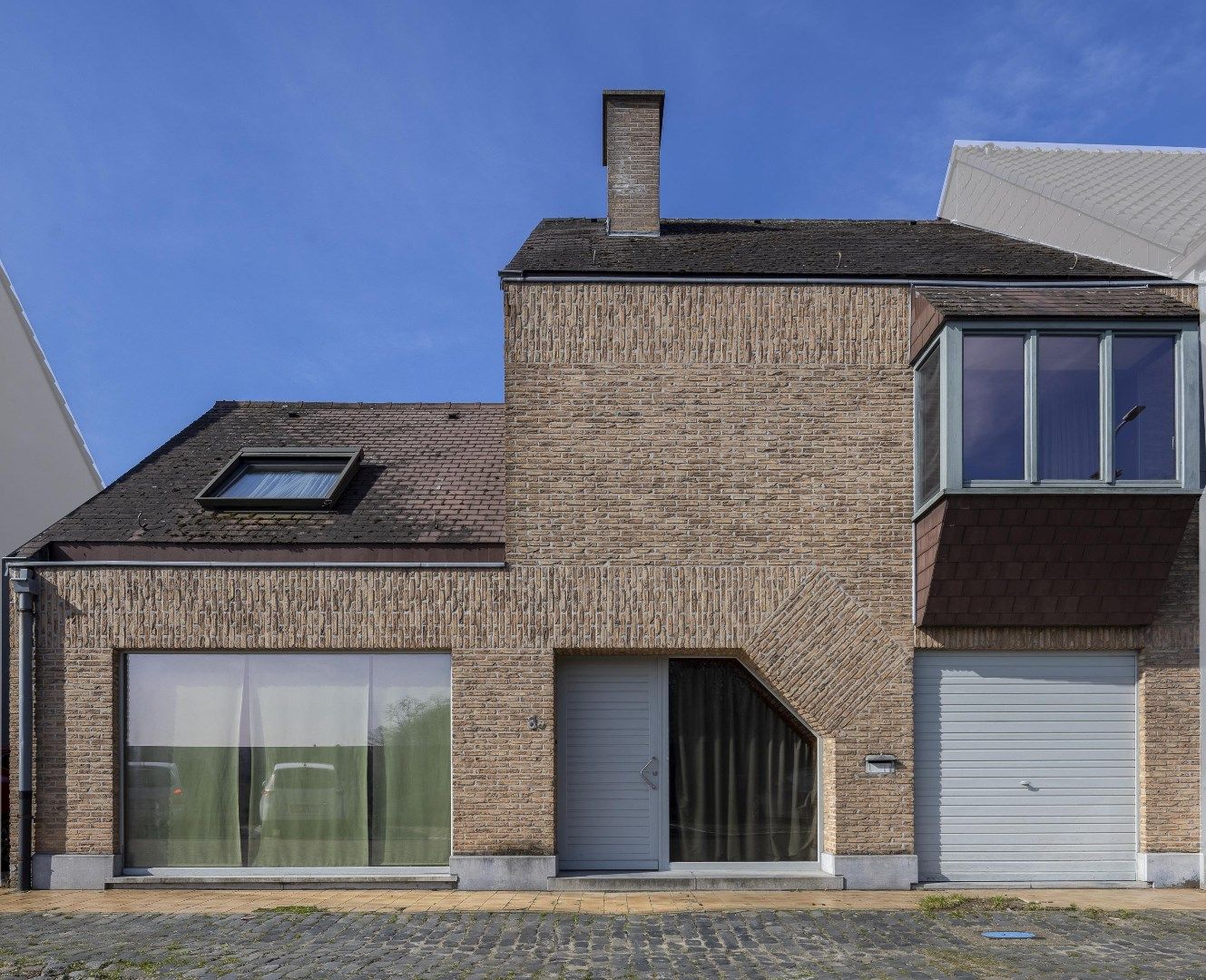 Grote gezinswoning met 3 tot 4 slaapkamers, garage en tuin met achteruitgang foto {{pictureIndex}}