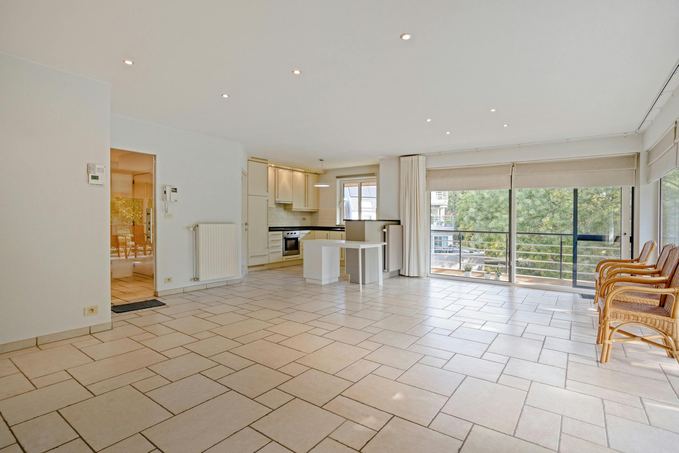  Instapklaar 2-slaapkamer appartement vlakbij het centrum van Roeselare! foto {{pictureIndex}}
