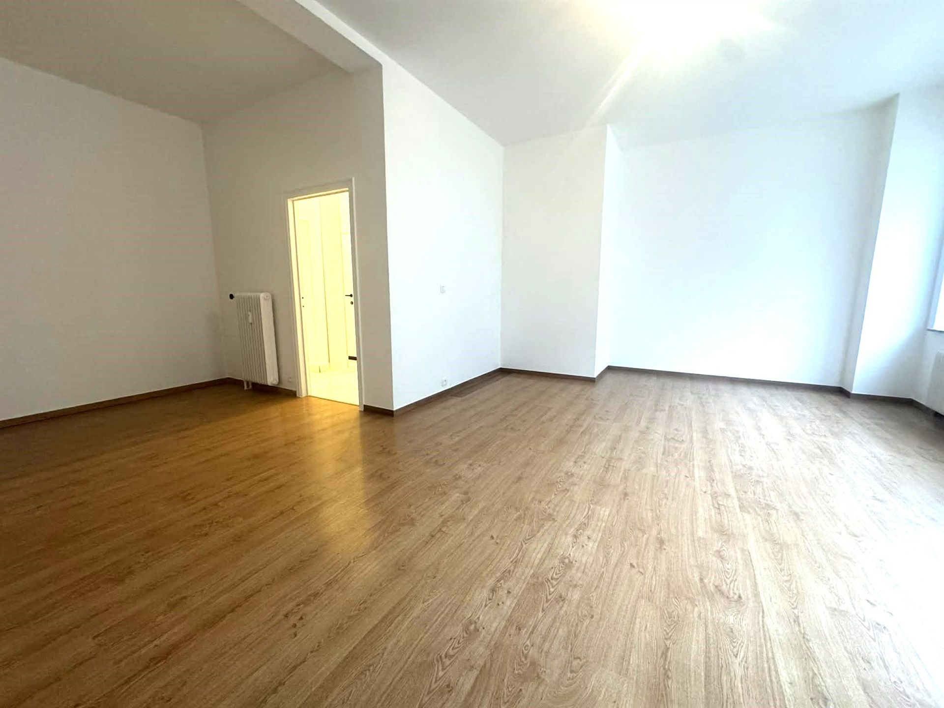 
Volledig gerenoveerd appartement op gelijkvloers met aangenaam terras/koer. foto 5