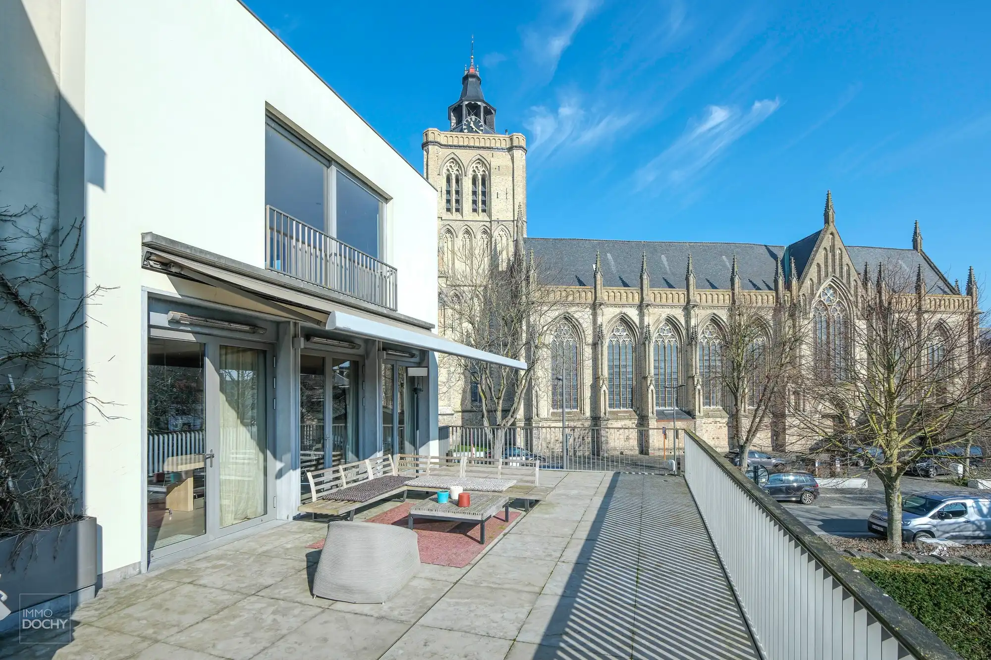 Heel ruime stadswoning met kantoren en tuin foto {{pictureIndex}}