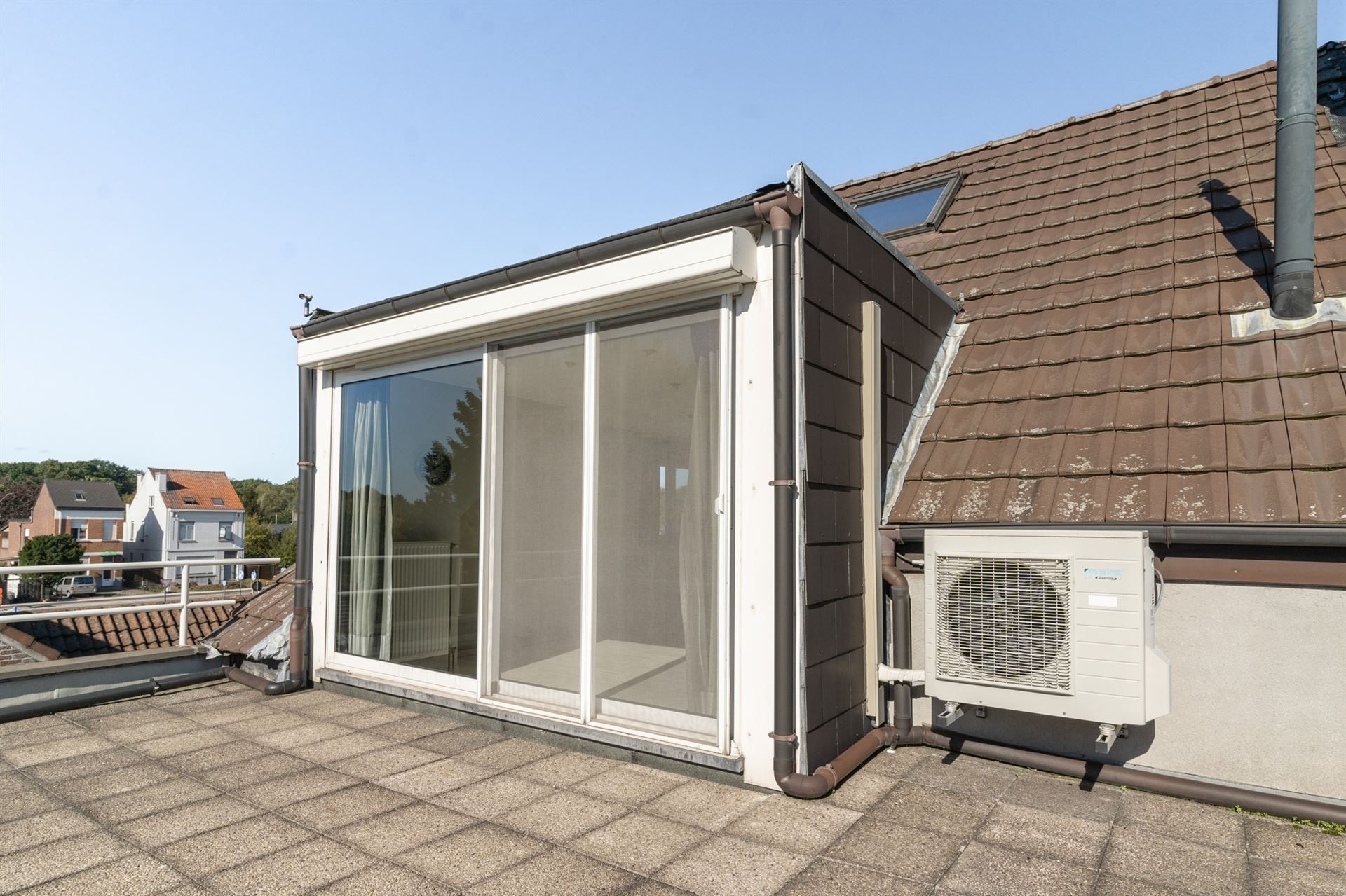 Lichtrijk duplex appartement met 2 slaapkamers, zonneterras & garage in rustige straat. foto 17