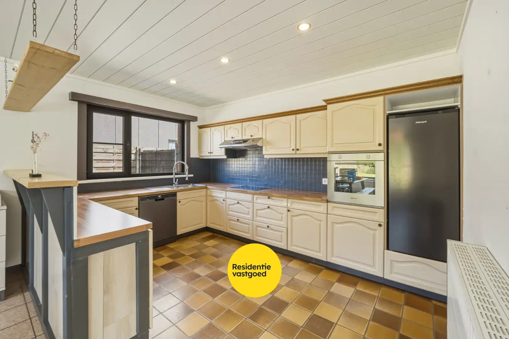 Instapklare ruime bungalow met zongerichte tuin in hartje Oudenburg! foto 10