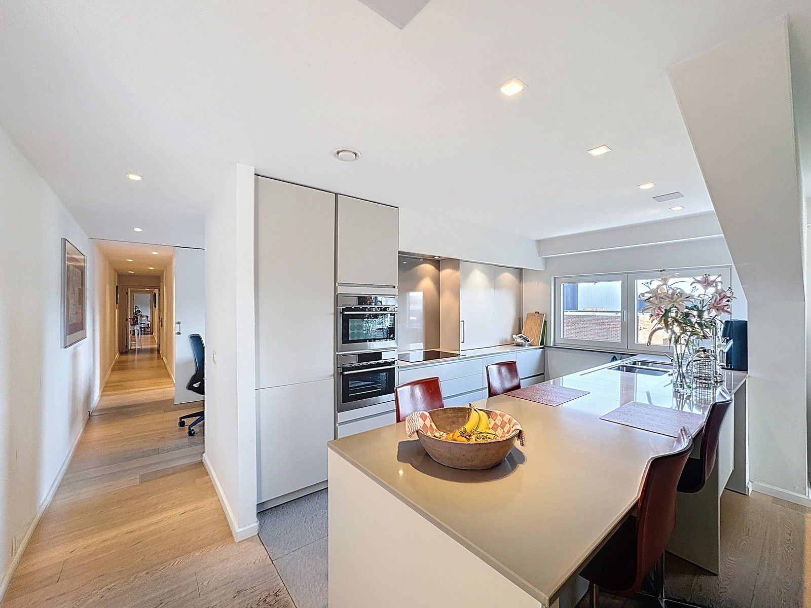 Instapklaar BEDRIJFSPAND, bestaande uit MAGAZIJNEN met geïntegreerde KANTOREN en ruim APPARTEMENT met terras op verdieping! Op industriezone "Waggelwater"! foto 11