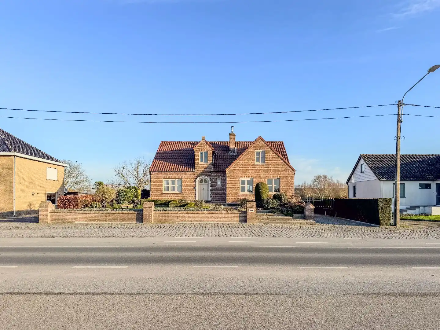 Ruime villa met 3 slaapkamers, ruime garage en tuin. foto {{pictureIndex}}