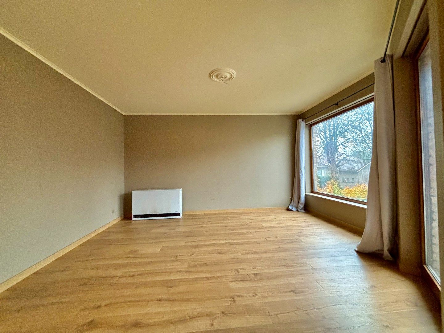 Ruim duplex appartement met garage en tuin, centrum Ieper. foto 8