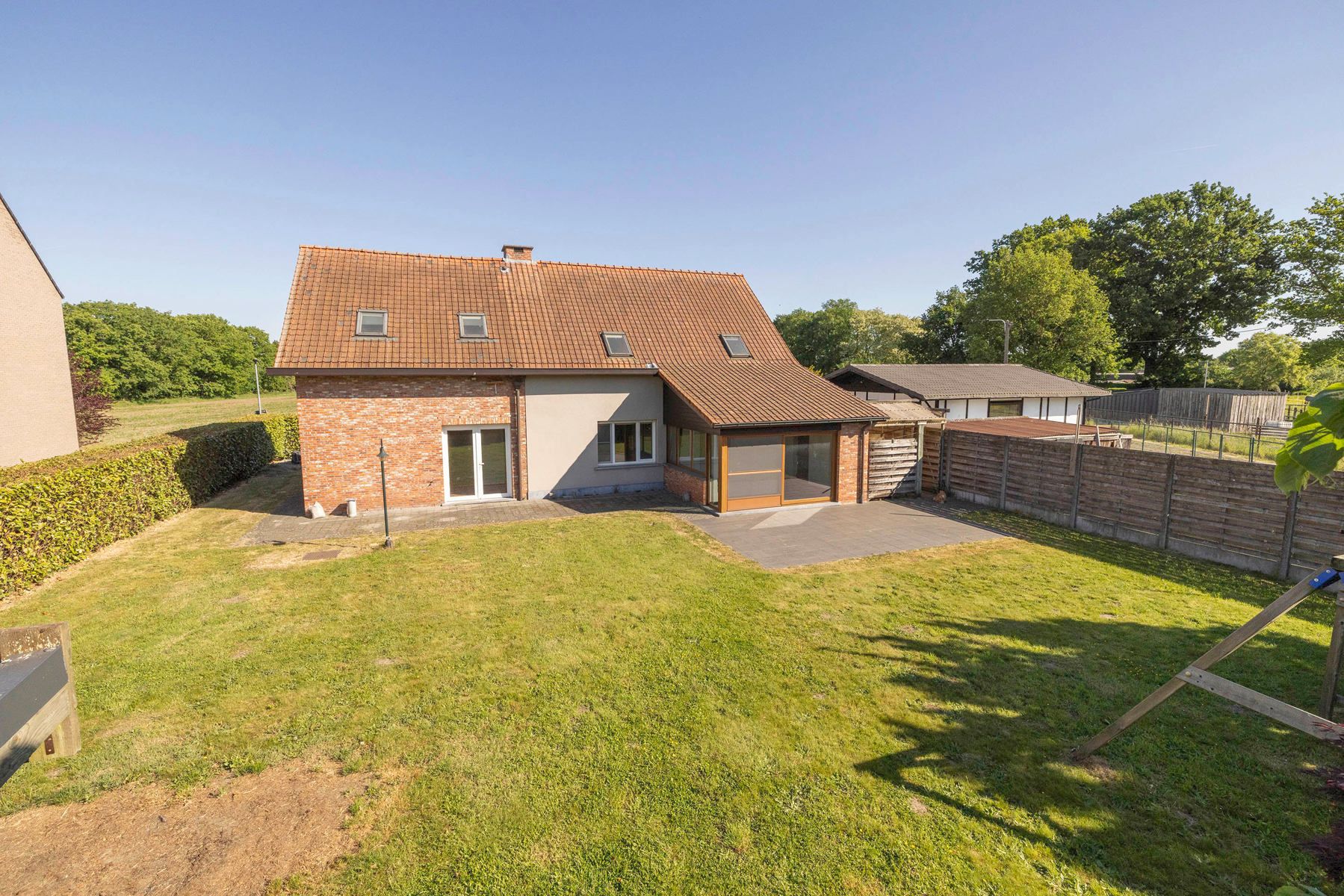 OB met 4 slpk, 2 bdk en mooie tuin I praktijkmogelijkheden foto {{pictureIndex}}