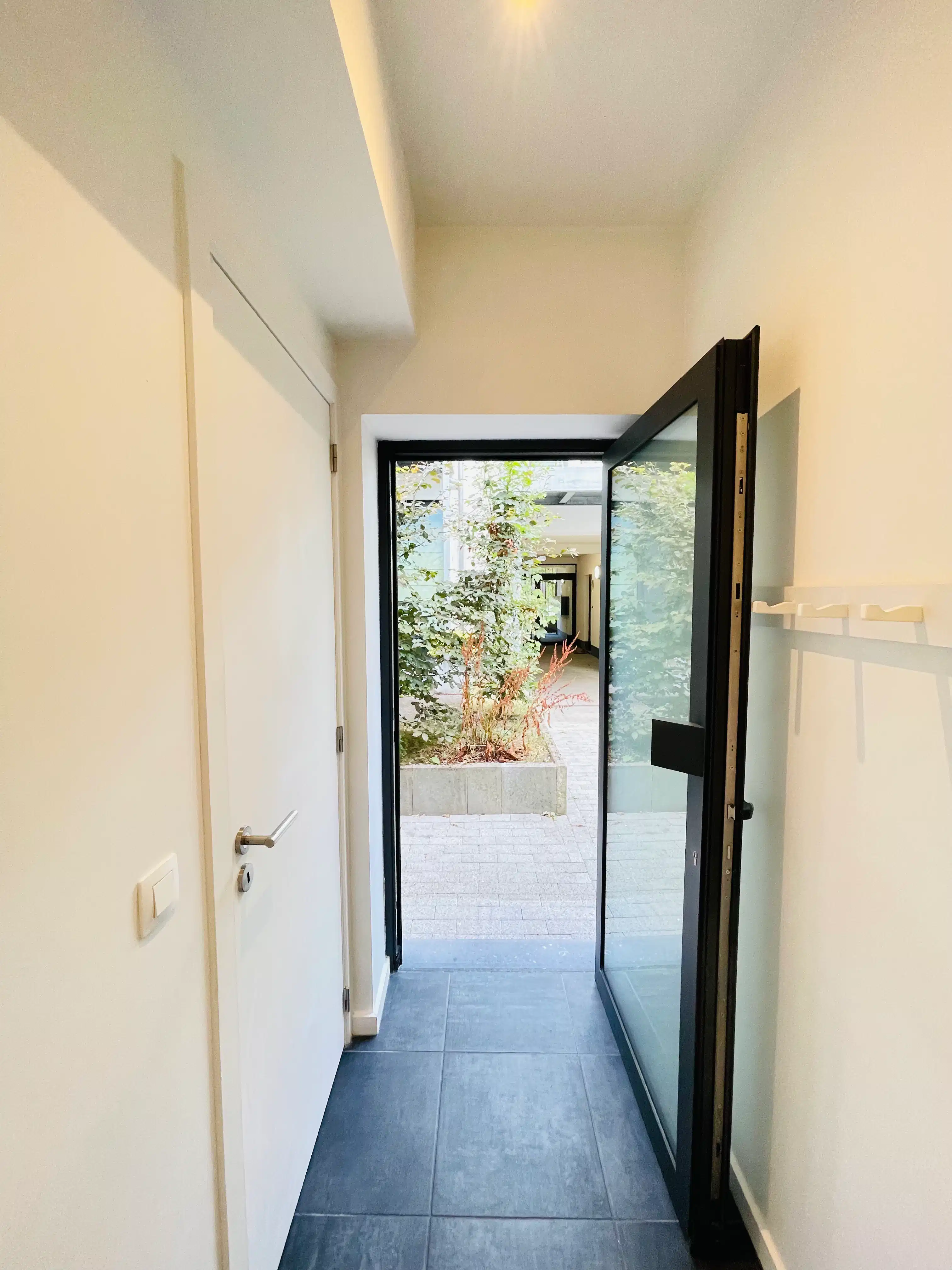 Stijlvol en recent appartement met tuin en patio foto 25