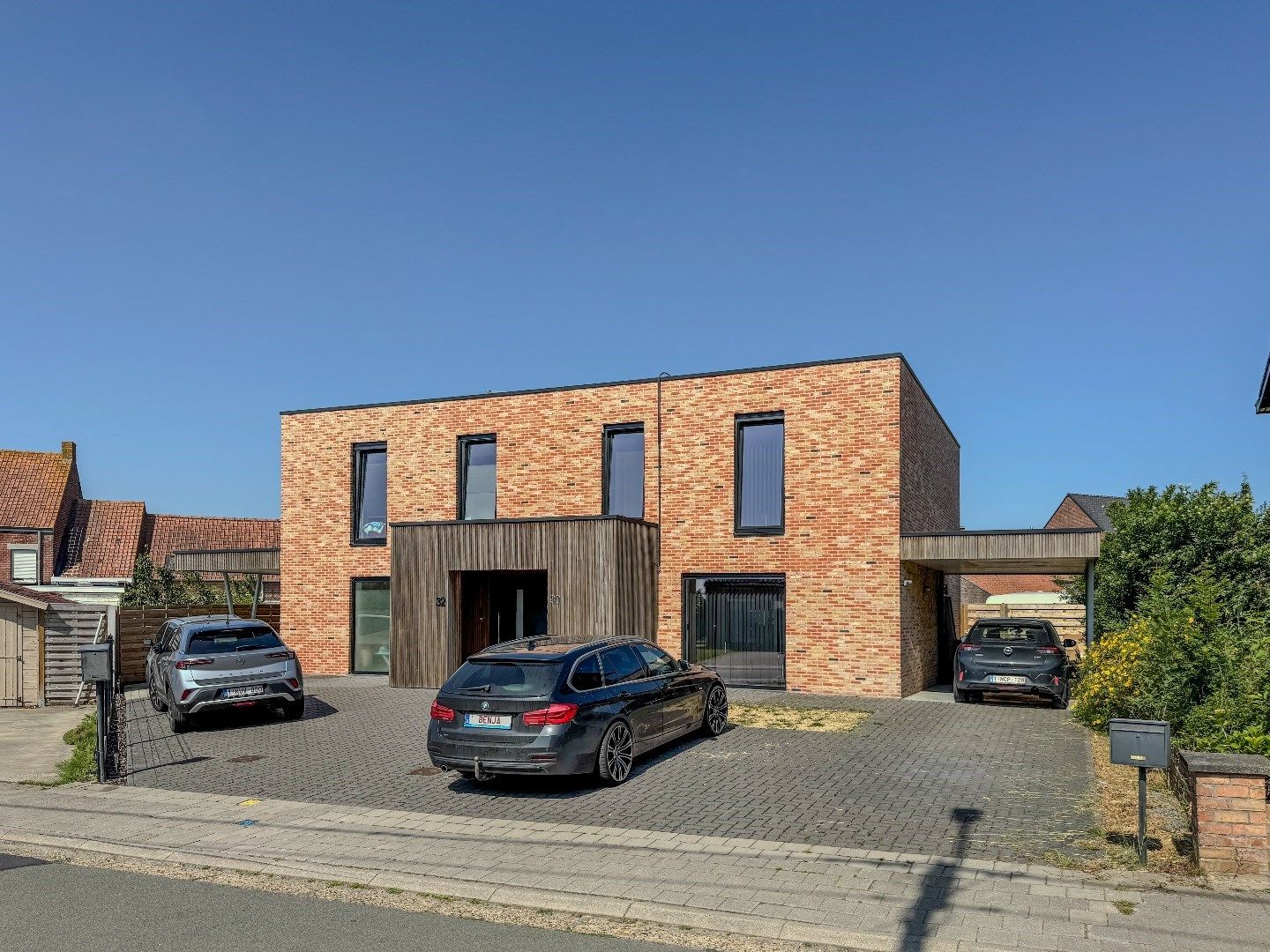 Recente woning met 3 slaapkamers, carport en tuin. foto {{pictureIndex}}
