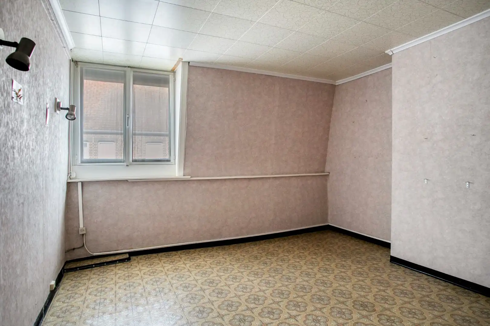 Te renoveren starterswoning met diepe tuin en enorm potentieel te Ledegem foto 9