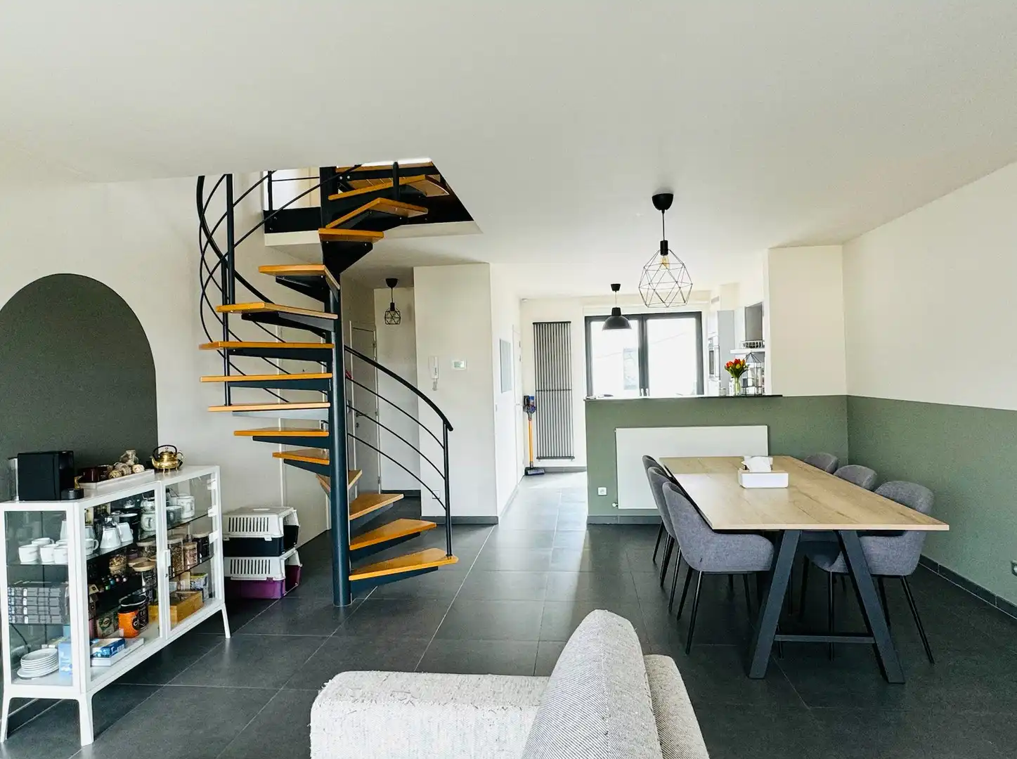 Ruim duplex appartement met terras en plaats voor 2 wagens. foto 5